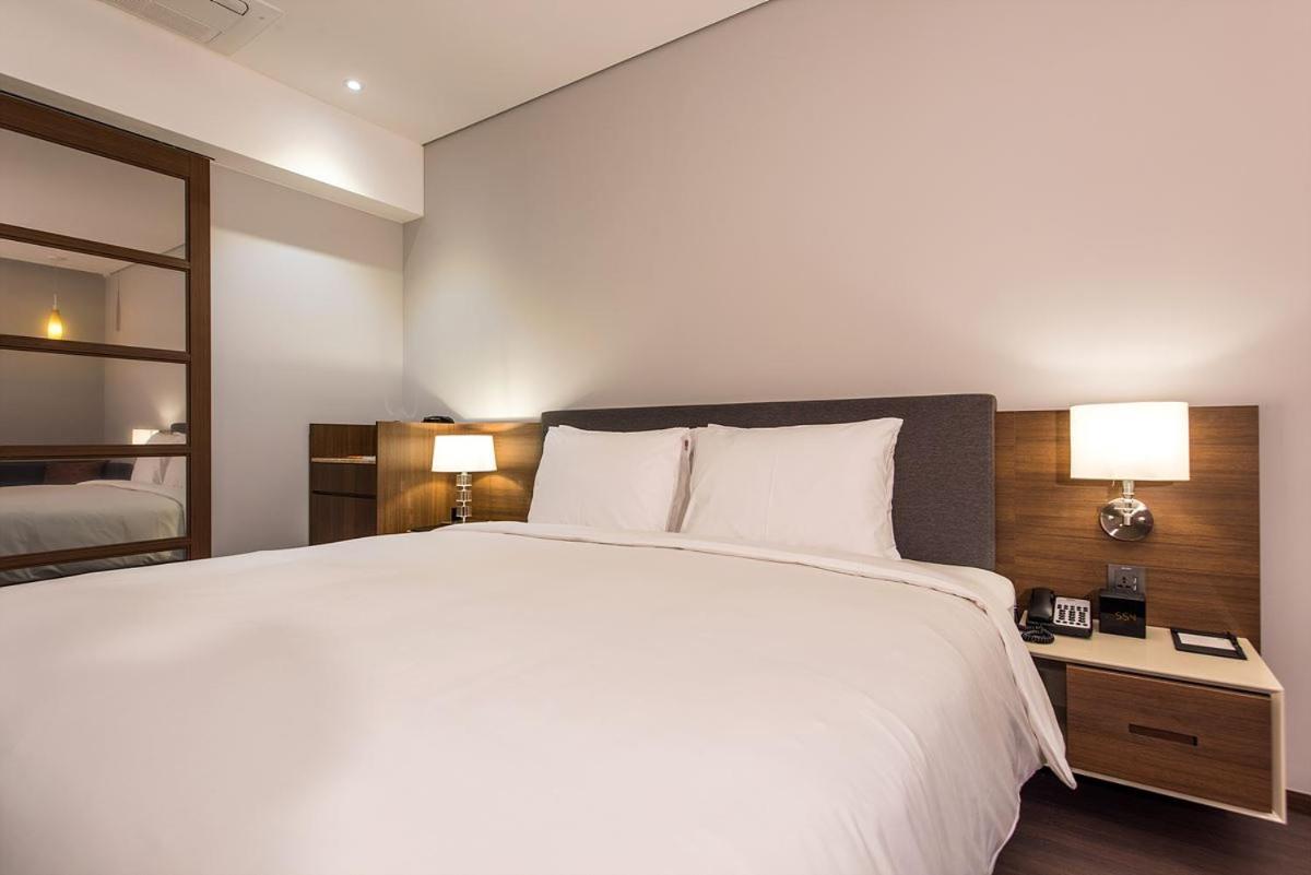 Standard King Room photo 3