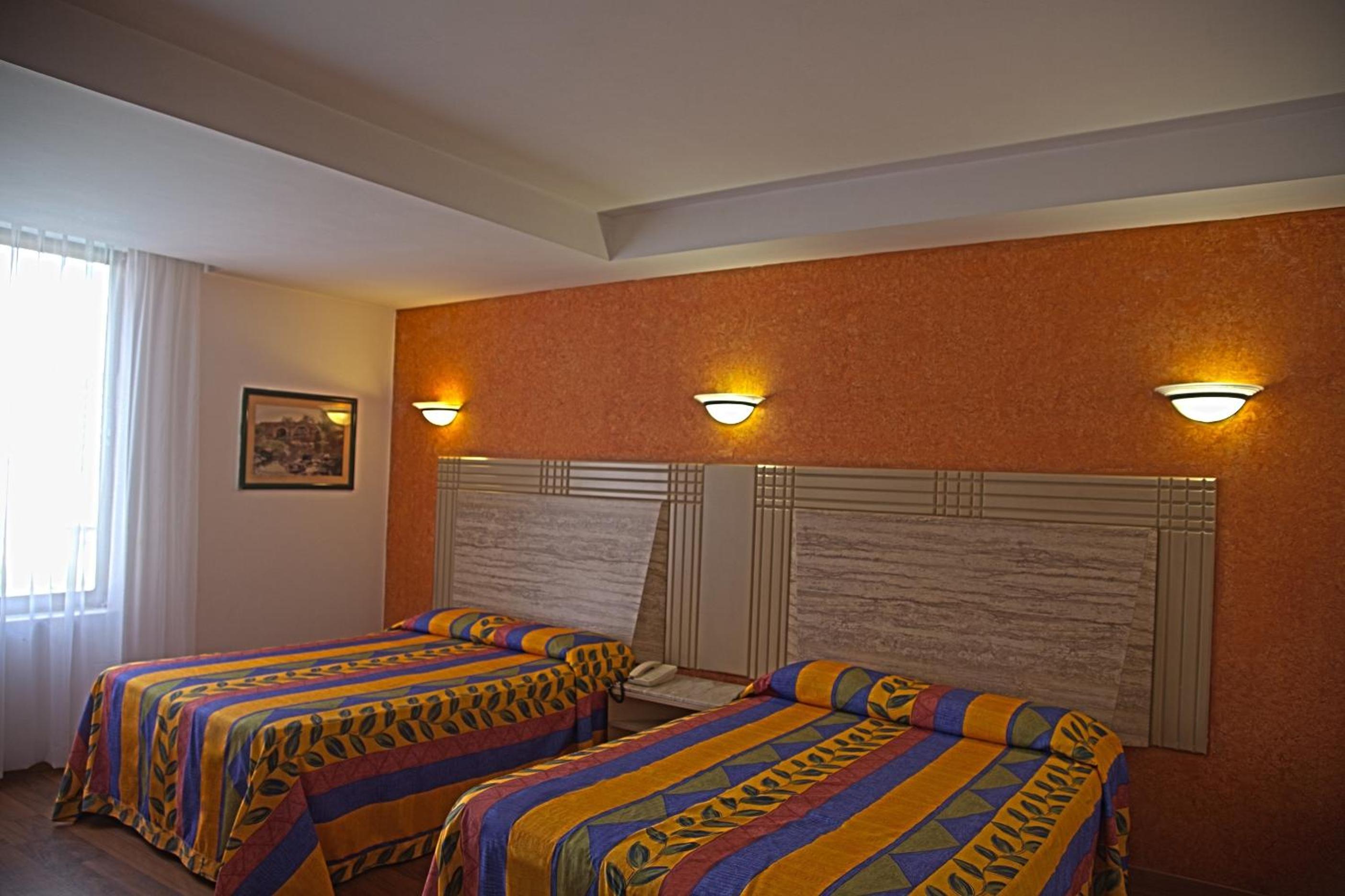 Double Room with Two Double Beds - Photo 2