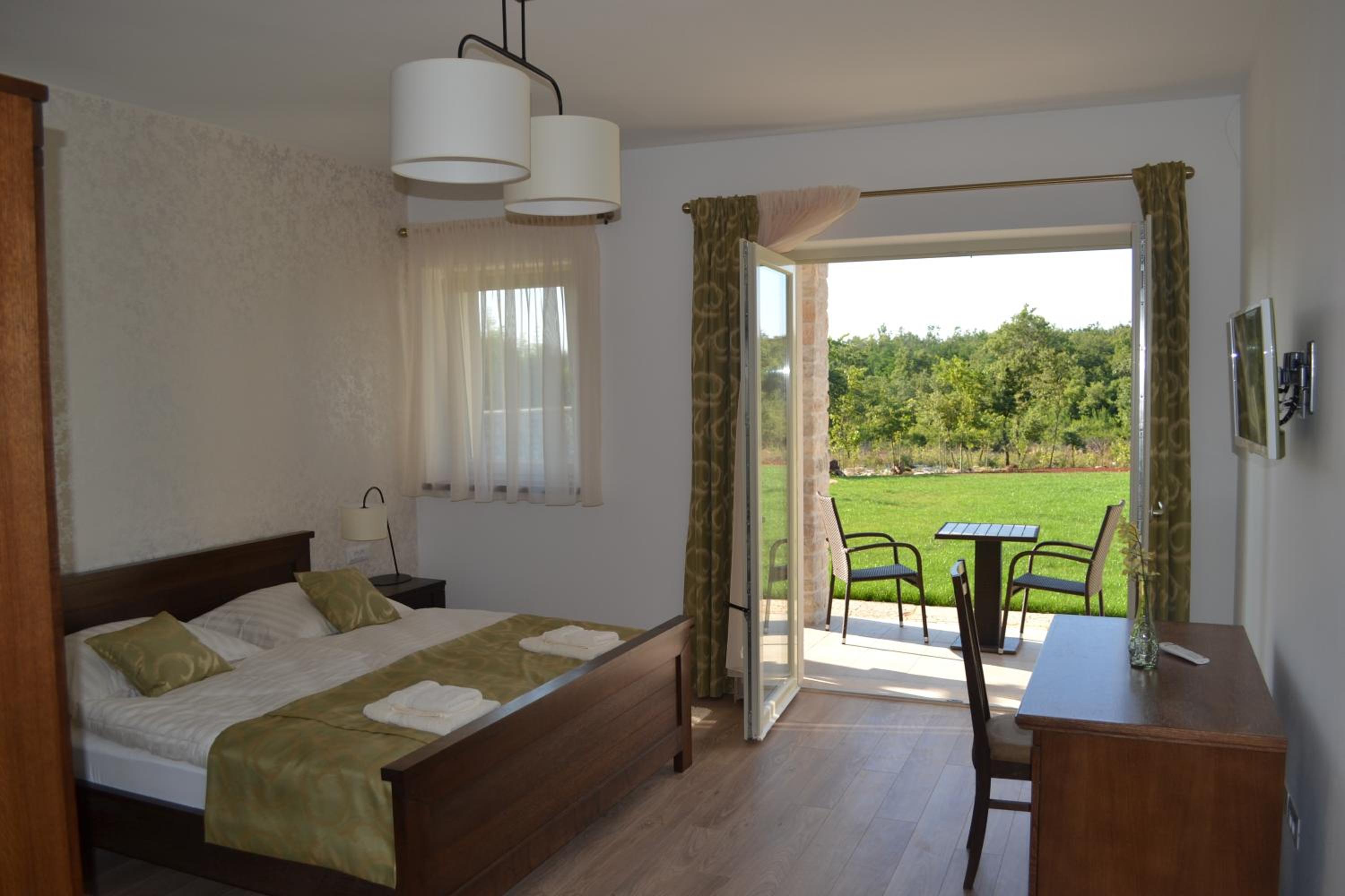 Habitación Doble Confort con Vista a la Piscina - Planta Baja