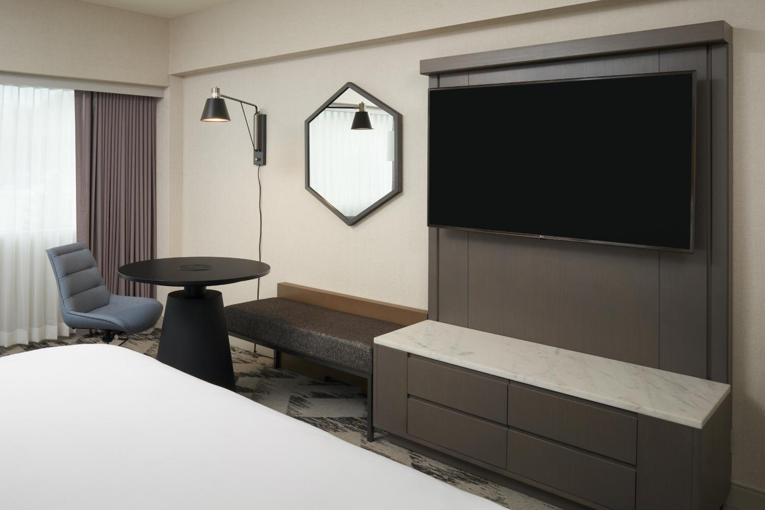 Guest Room, 1 King - Photo 1