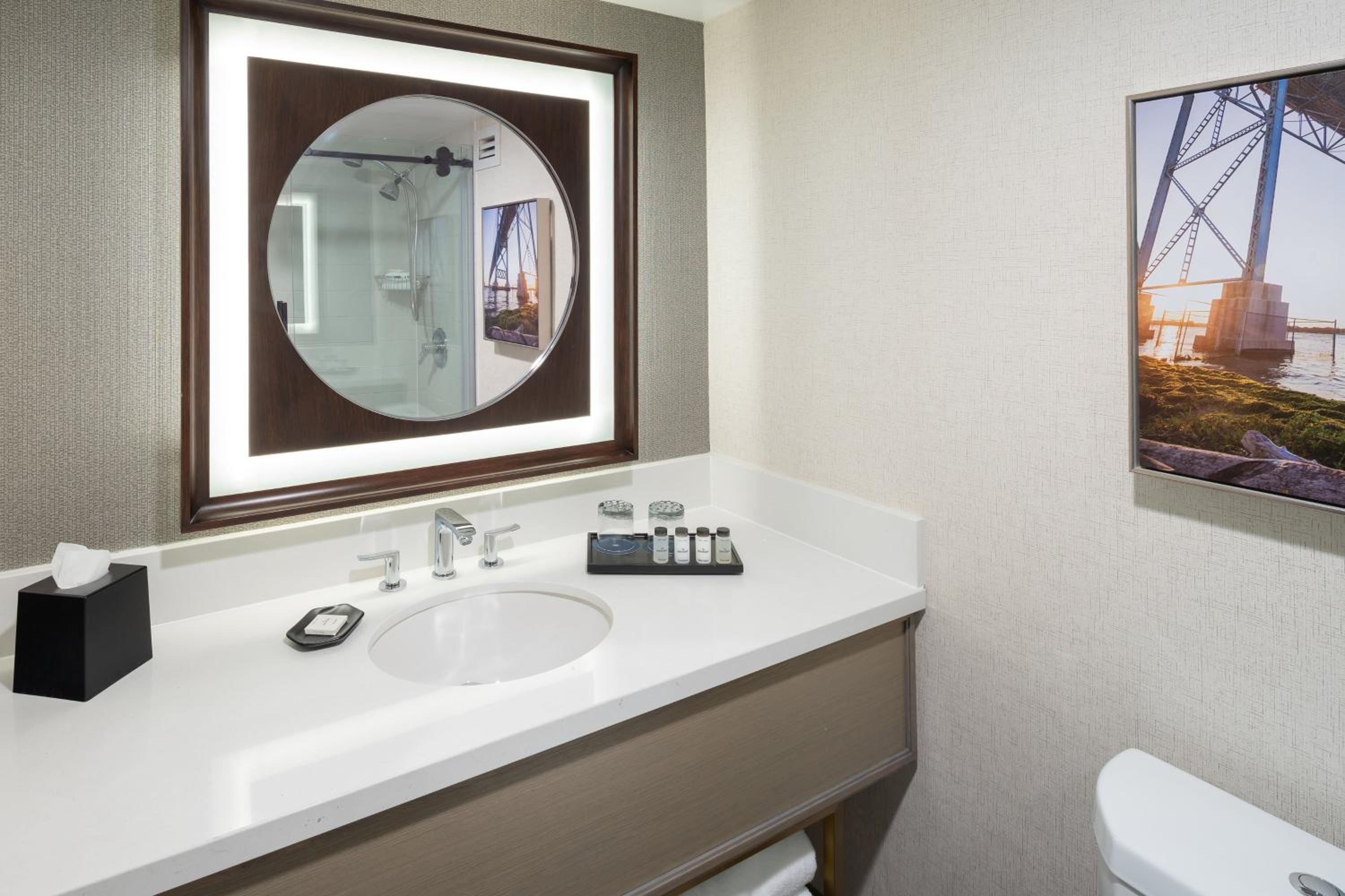 Guest Room, 1 King - Photo 2