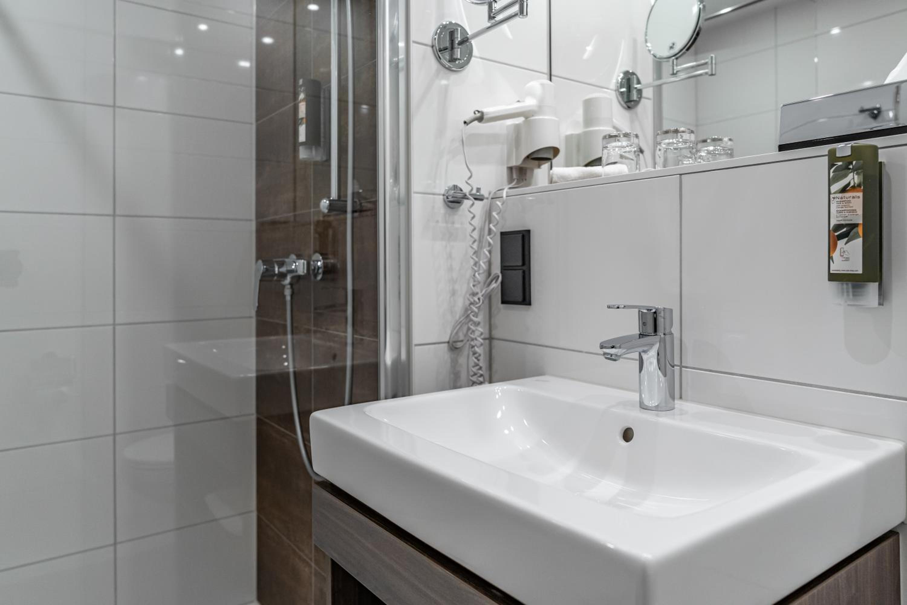 Standard Twin Room - Photo 7