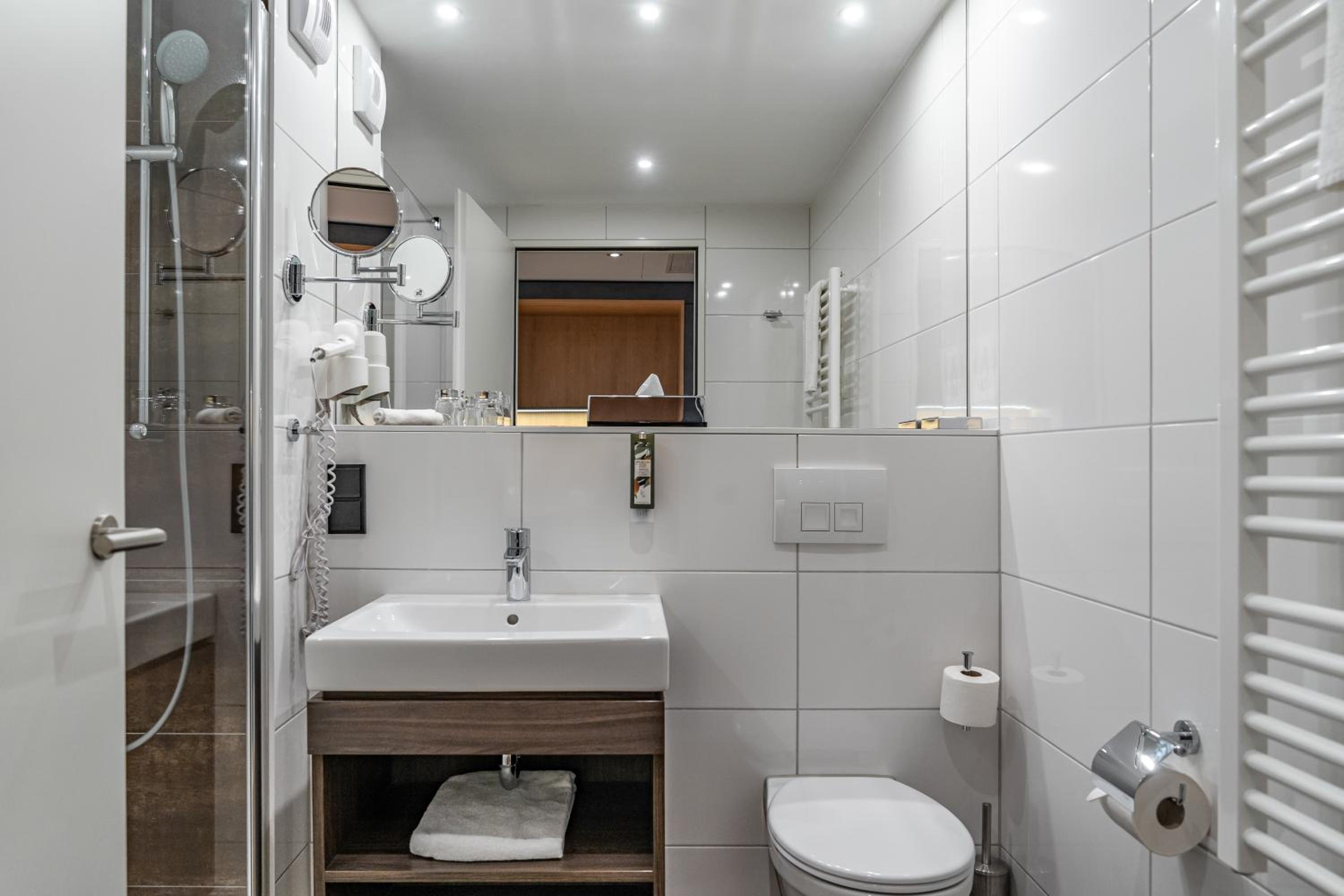 Standard Twin Room - Photo 21