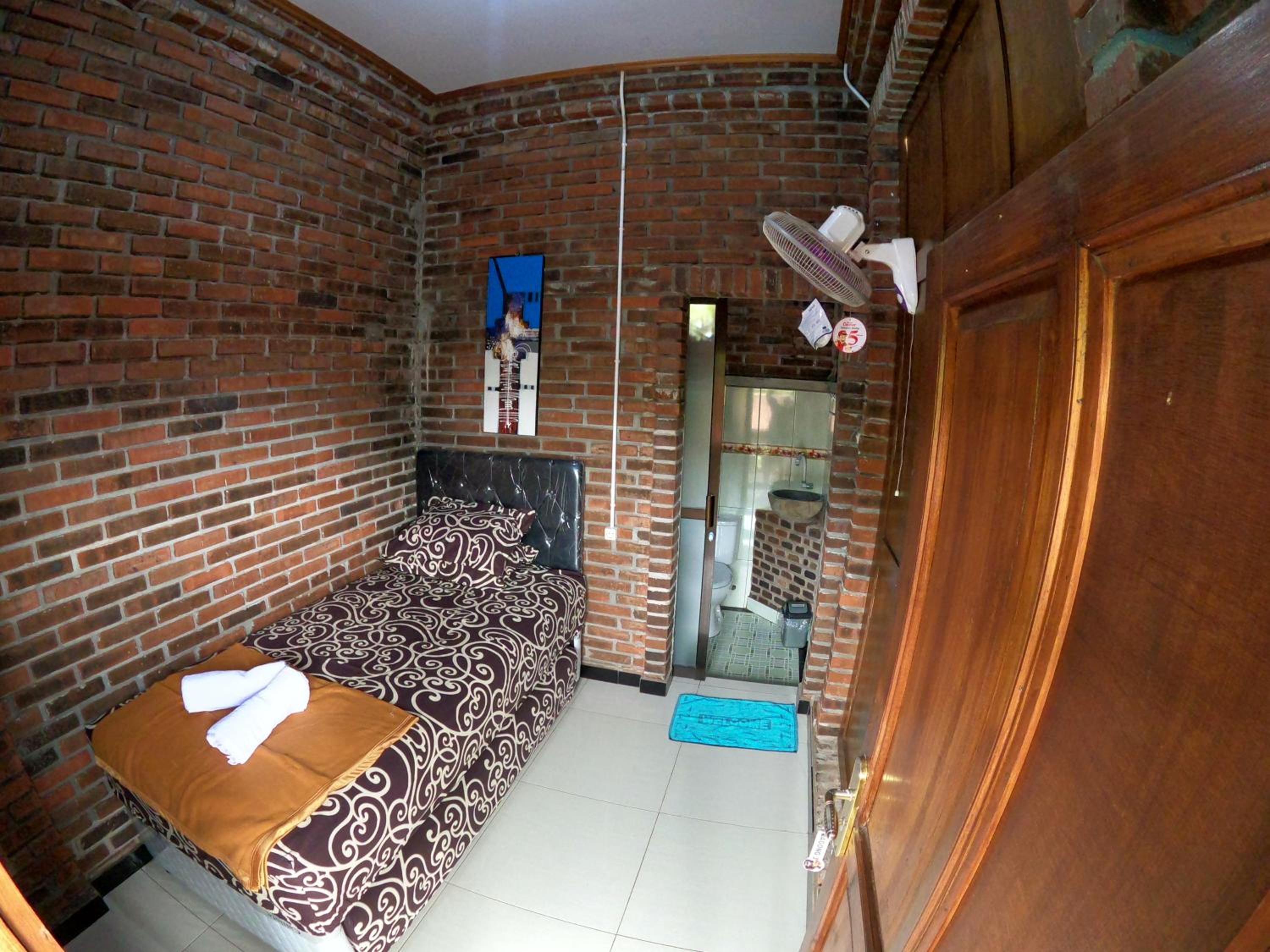 Standard Twin Room - Photo 1