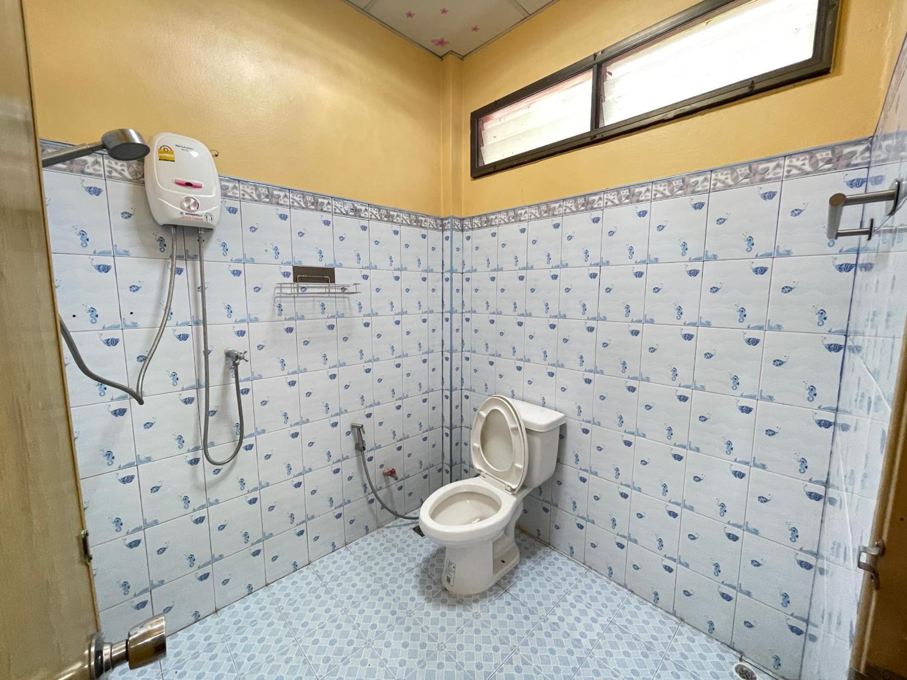 One-Bedroom House - Photo 9