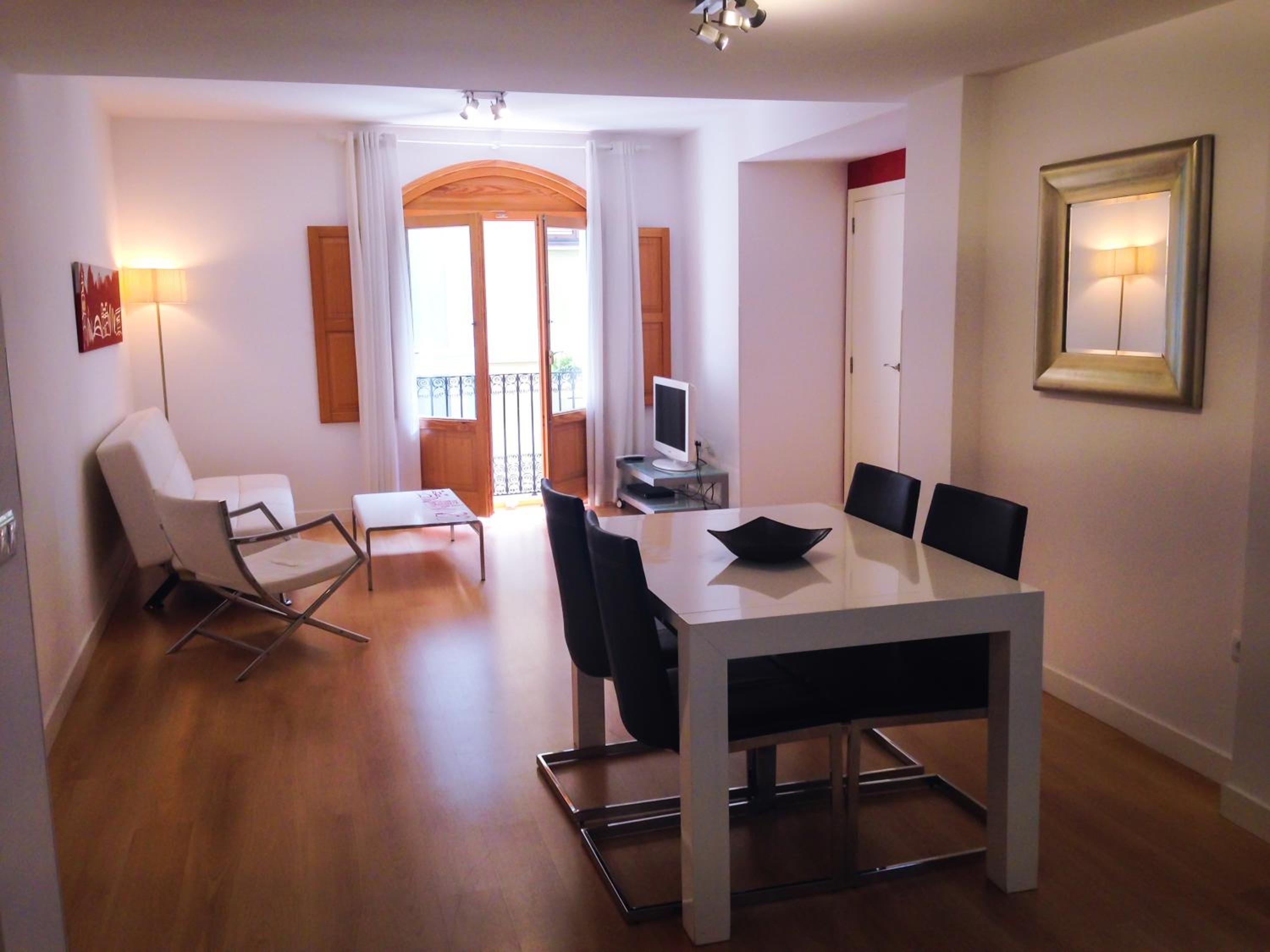 Two-Bedroom Apartment with Balcony - Photo 3