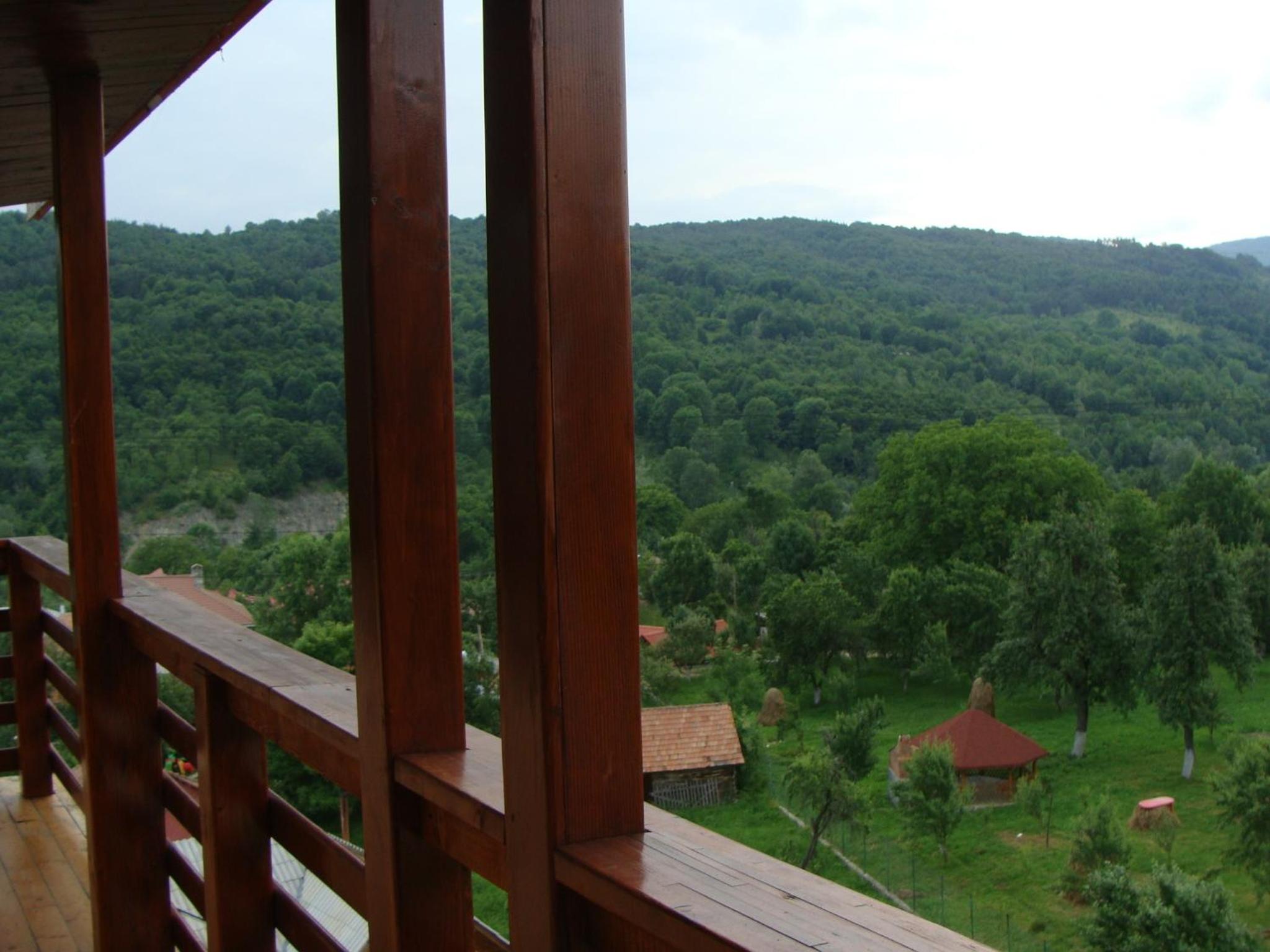 Two-Bedroom Apartment with Mountain View photo 2