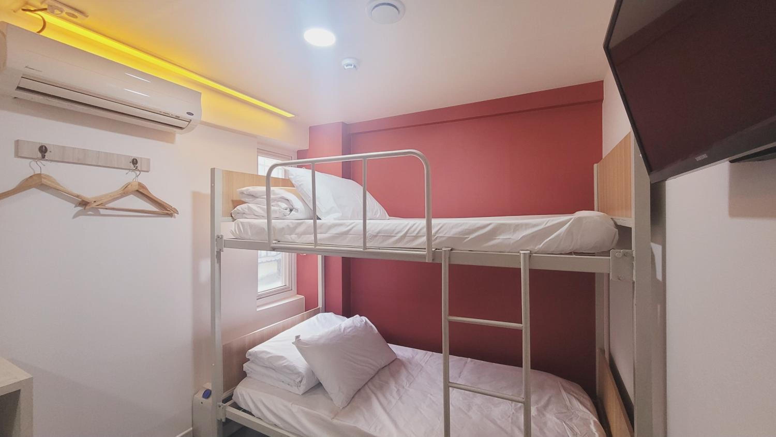 Twin Room with Private Bathroom - Photo 7