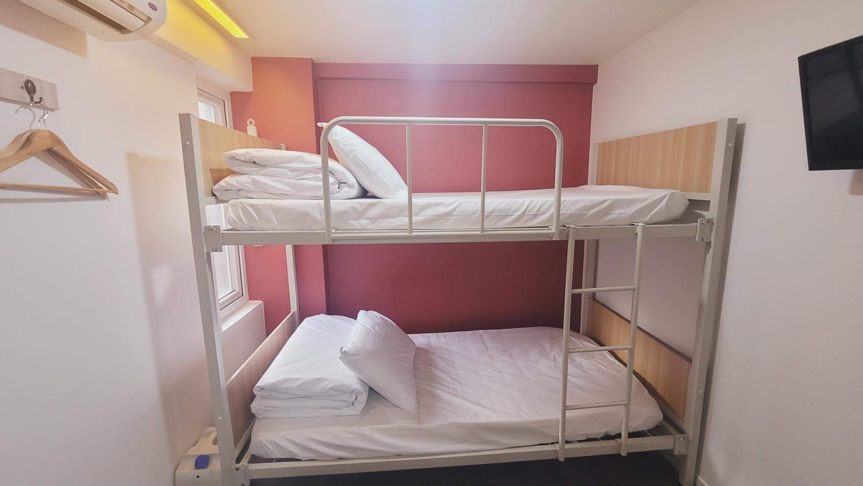 Twin Room with Private Bathroom - Photo 1
