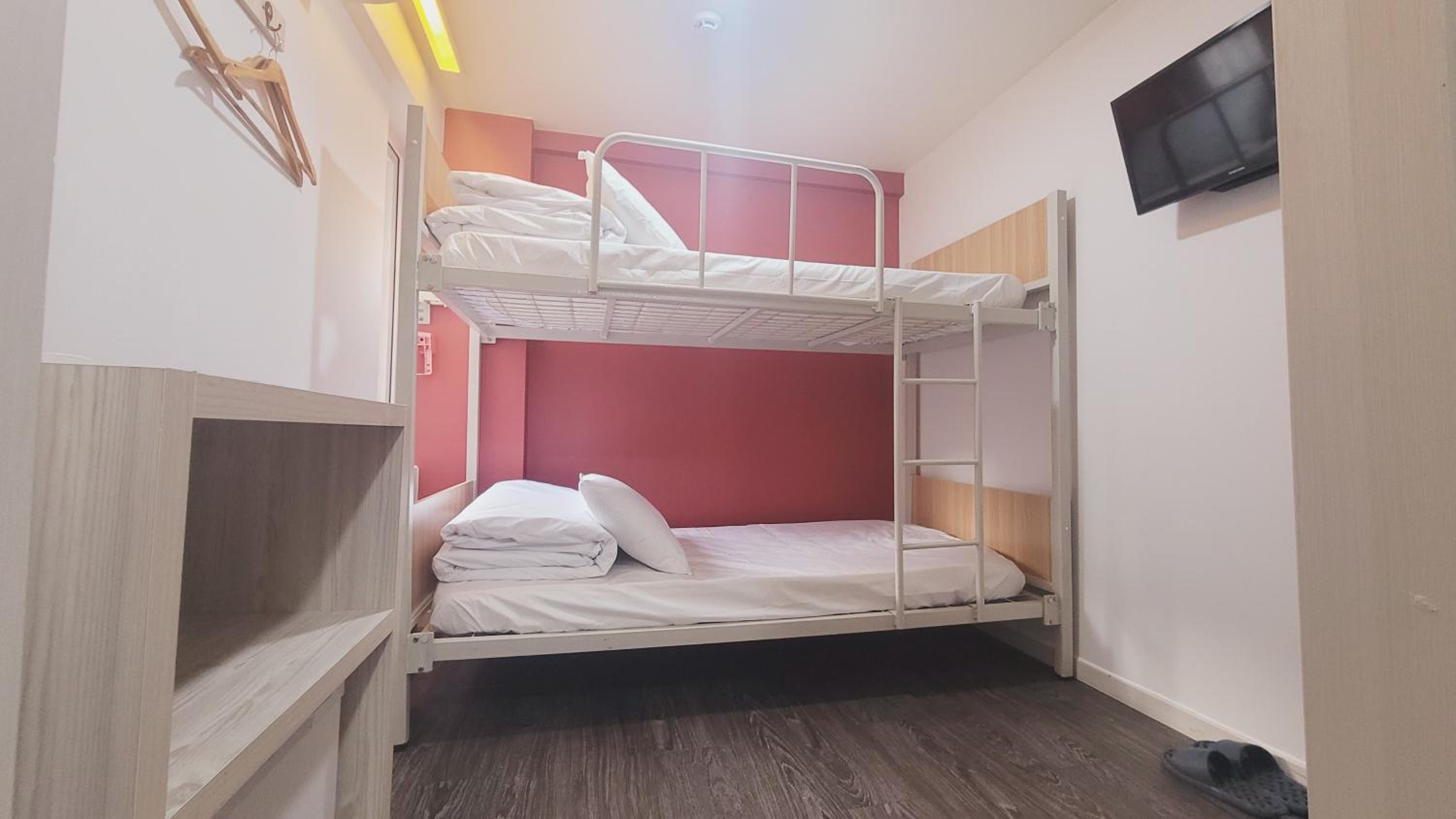 Twin Room with Private Bathroom - Photo 6