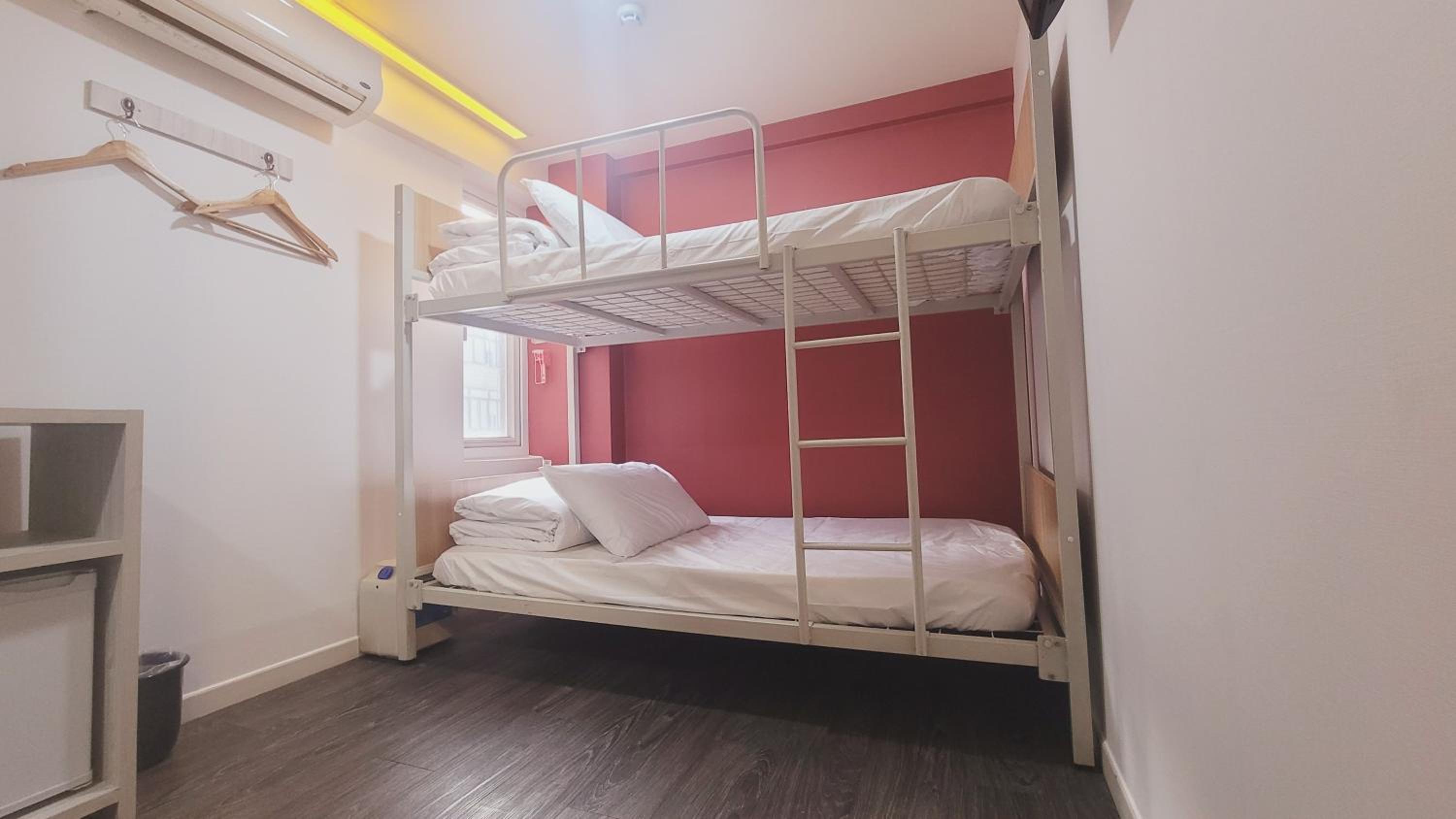 Twin Room with Private Bathroom - Photo 5