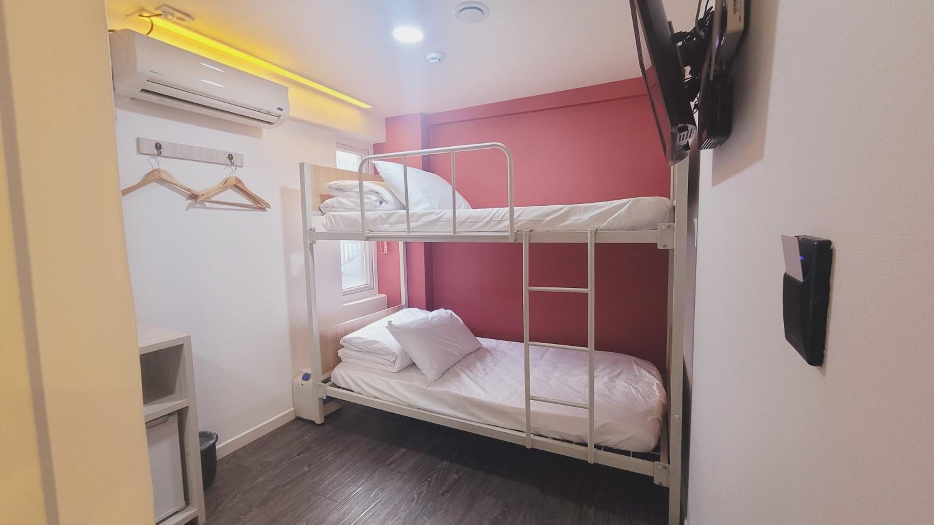 Twin Room with Private Bathroom - Photo 4
