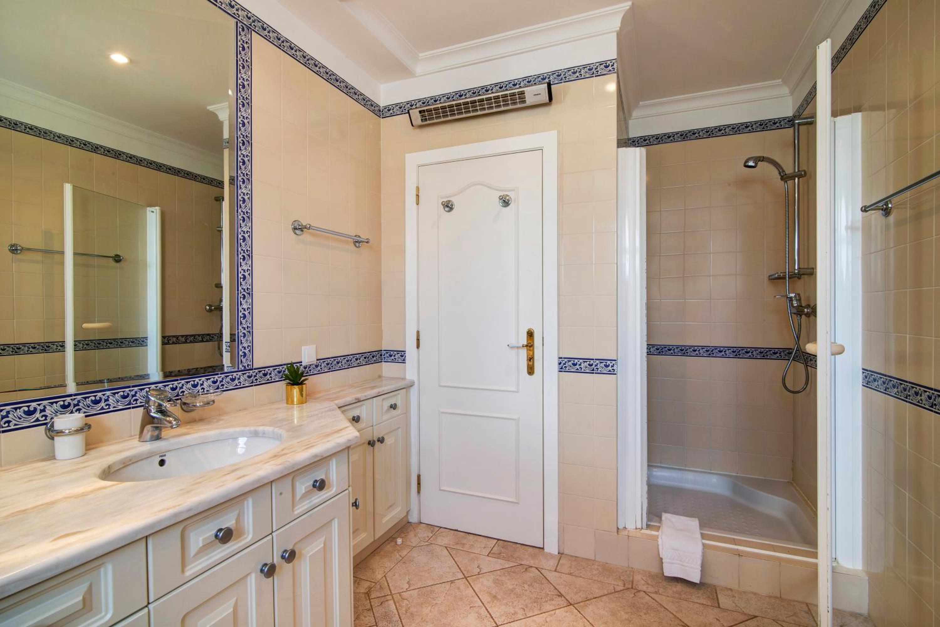 Three-Bedroom Premium Apartment with Balcony photo 2