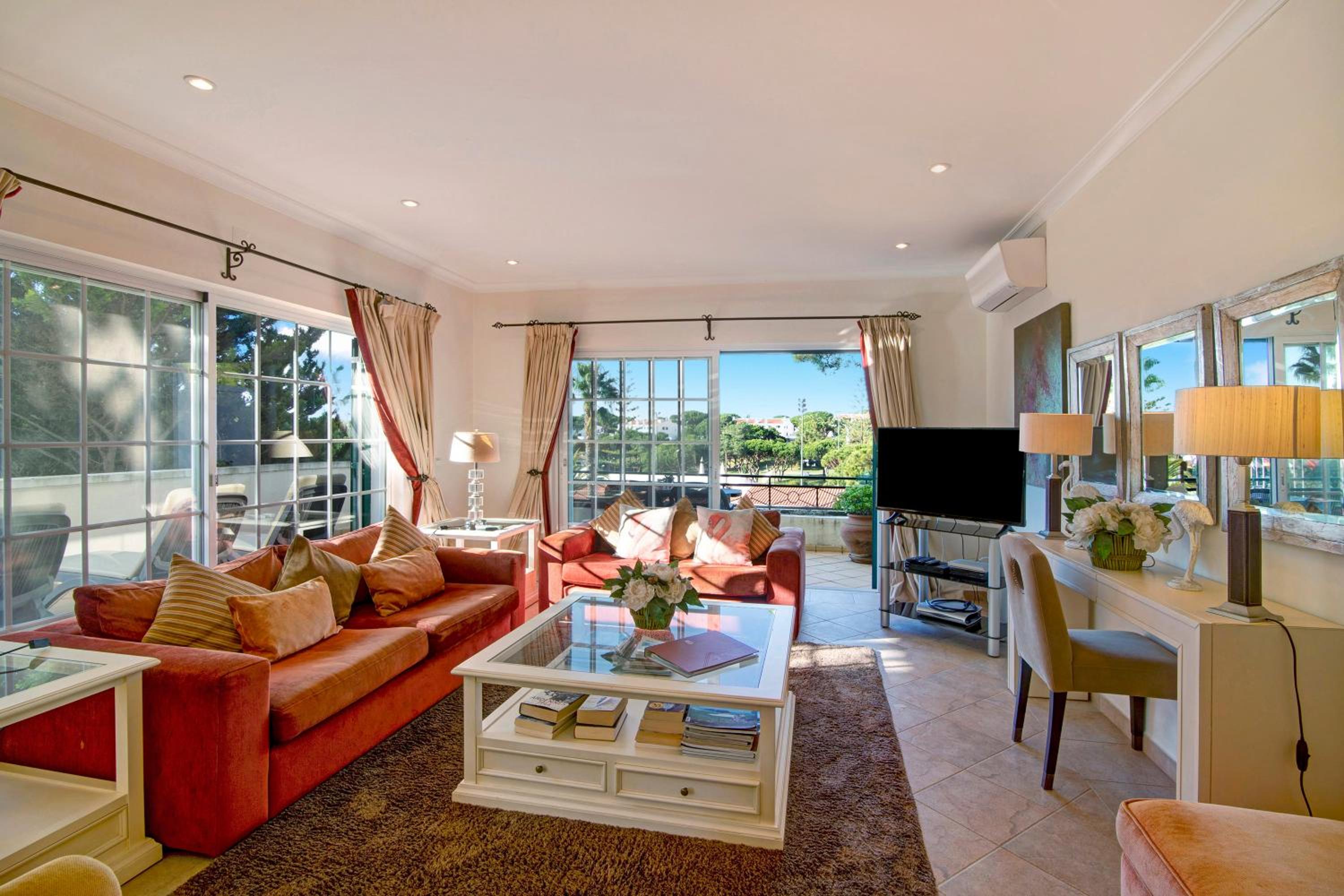 Three-Bedroom Premium Apartment with Balcony photo 1