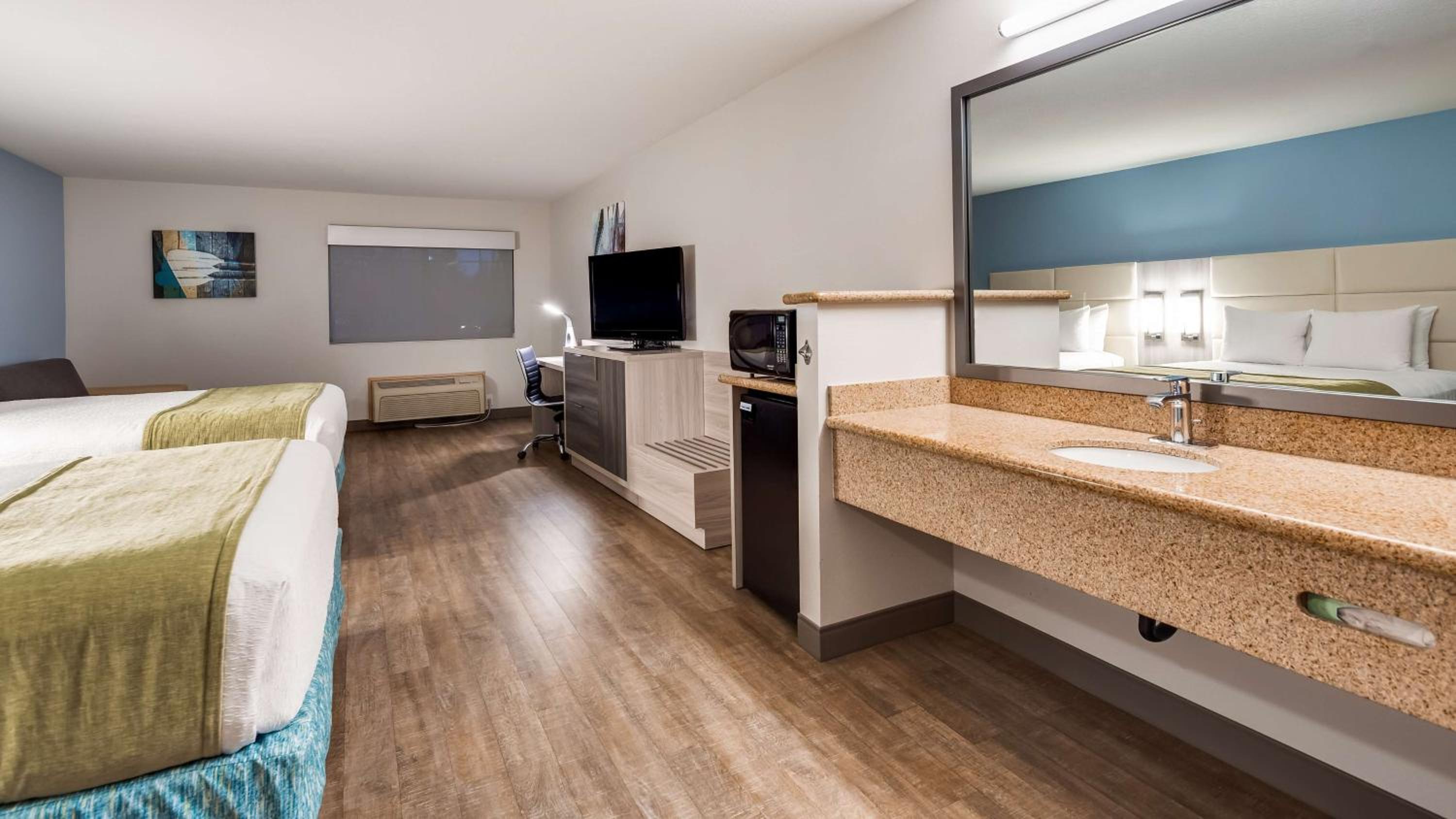Queen Room with Two Queen Beds - Non-Smoking photo 1