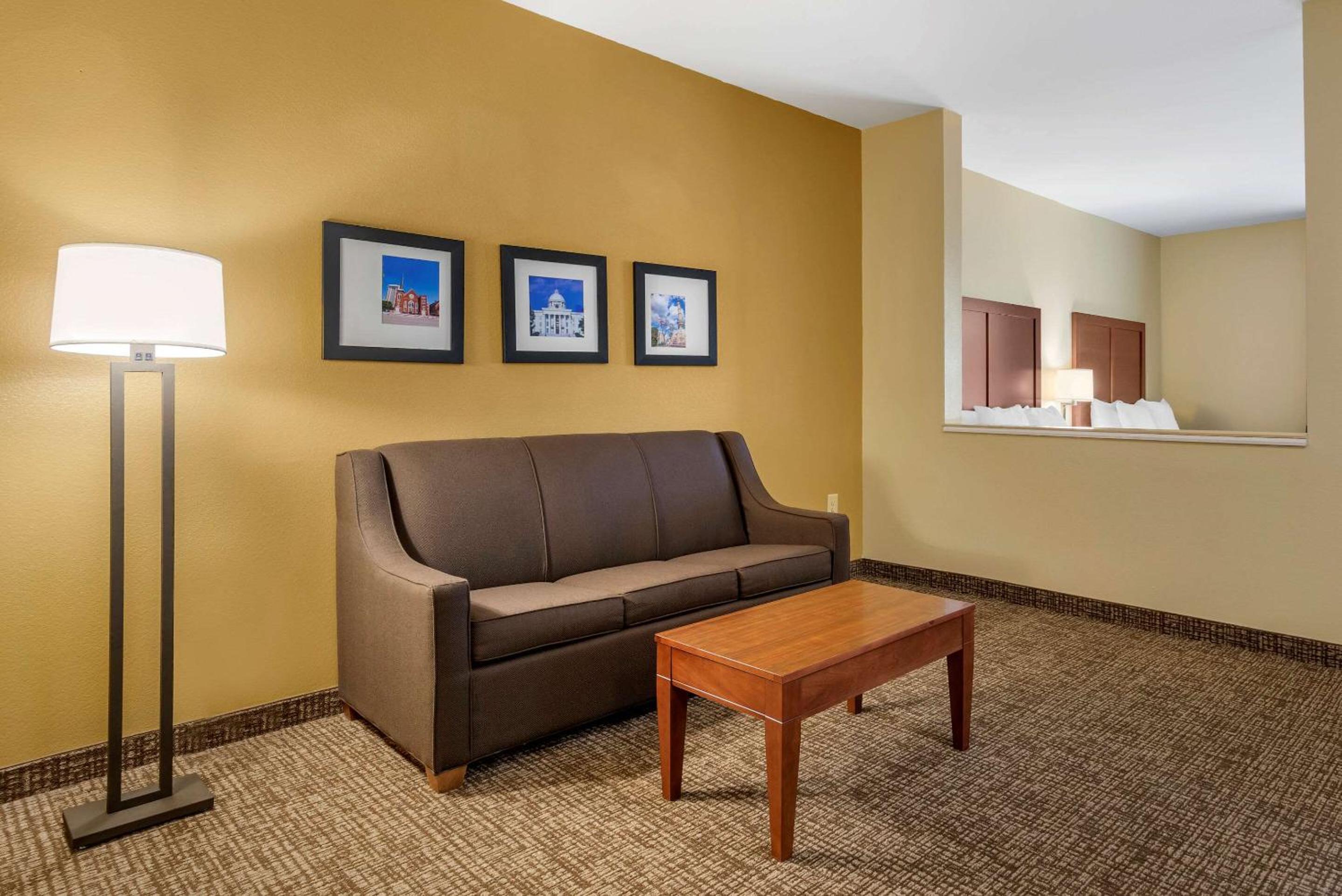 Deluxe Queen Suite with Sofa Bed - Non-Smoking - Photo 2