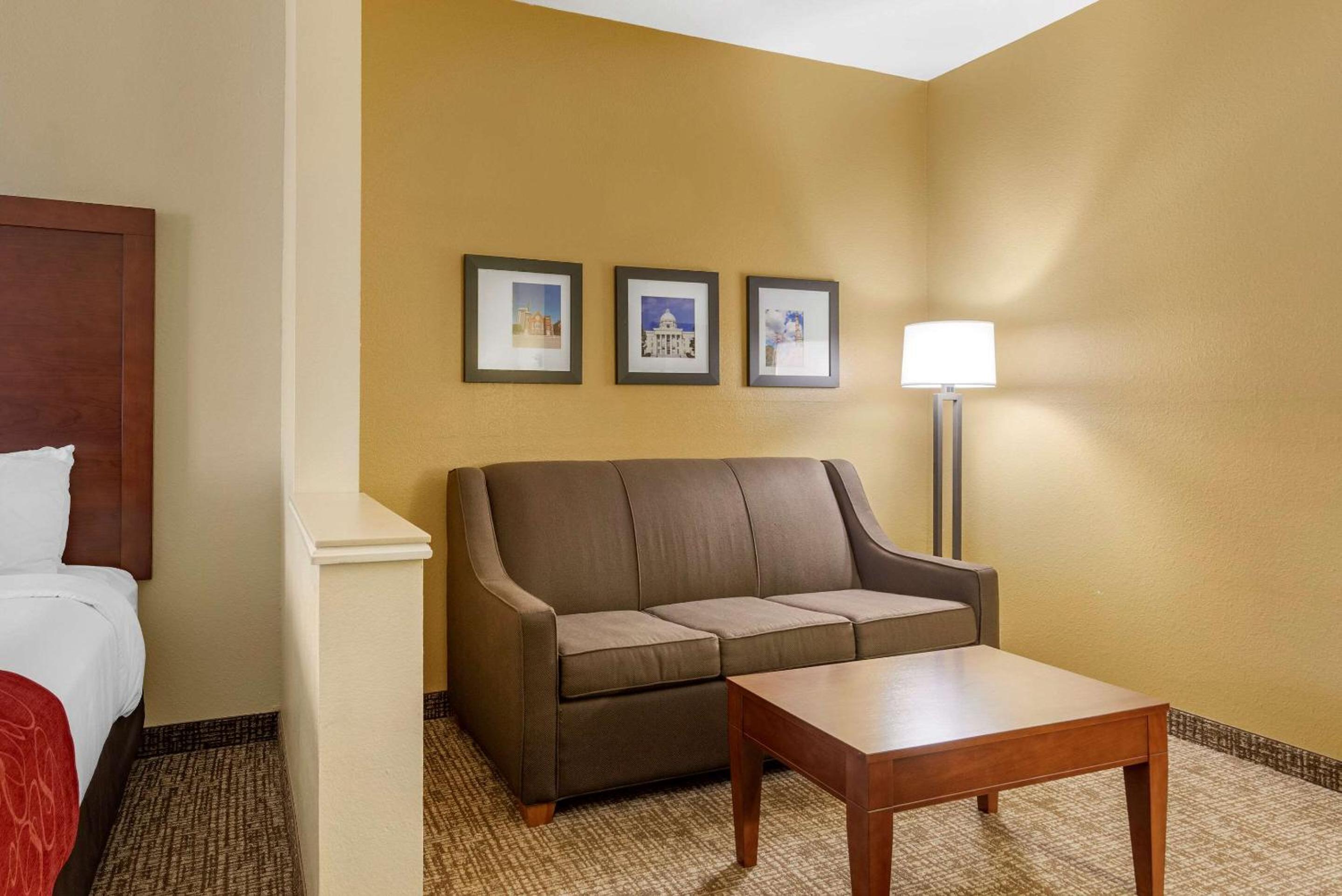 Queen Suite with Two Queen Beds - Non-Smoking - Photo 4