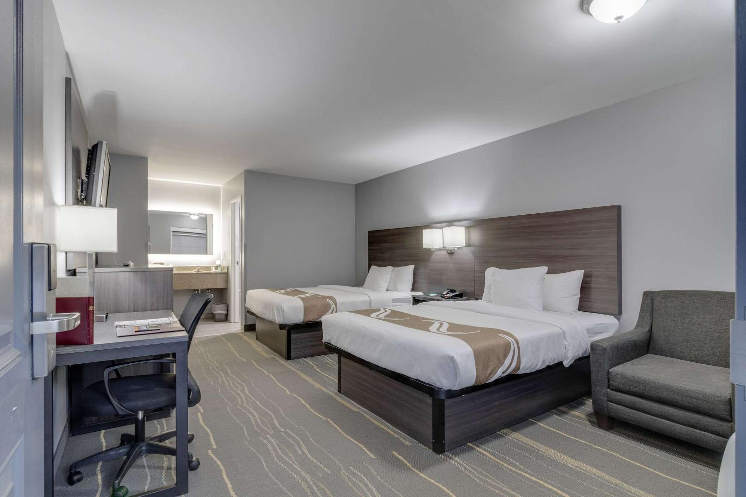 Queen Room with Two Queen Beds - Non-Smoking - Photo 6
