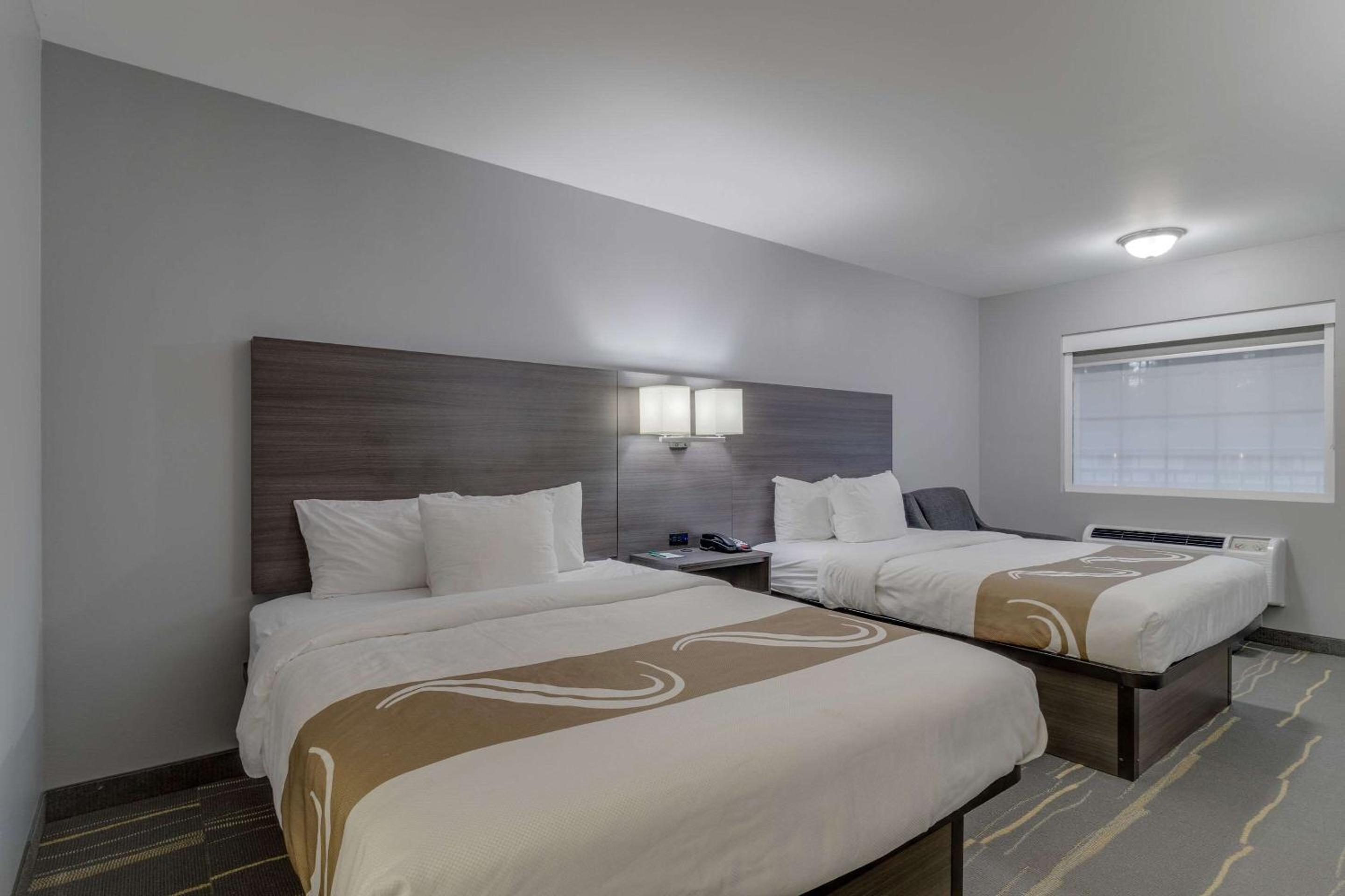 Queen Room with Two Queen Beds - Non-Smoking - Photo 7