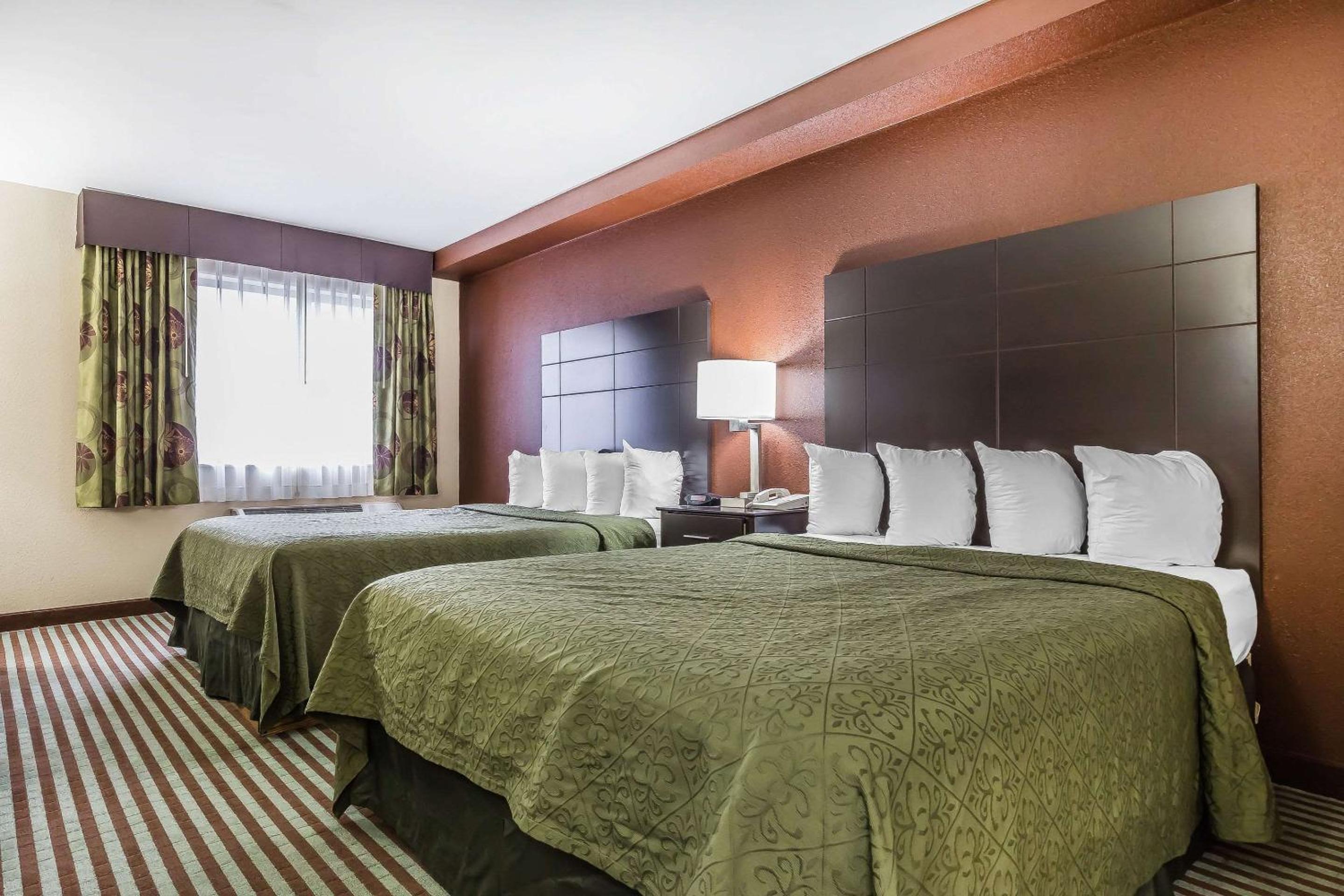 Queen Room with Two Queen Beds - Non-Smoking photo 3