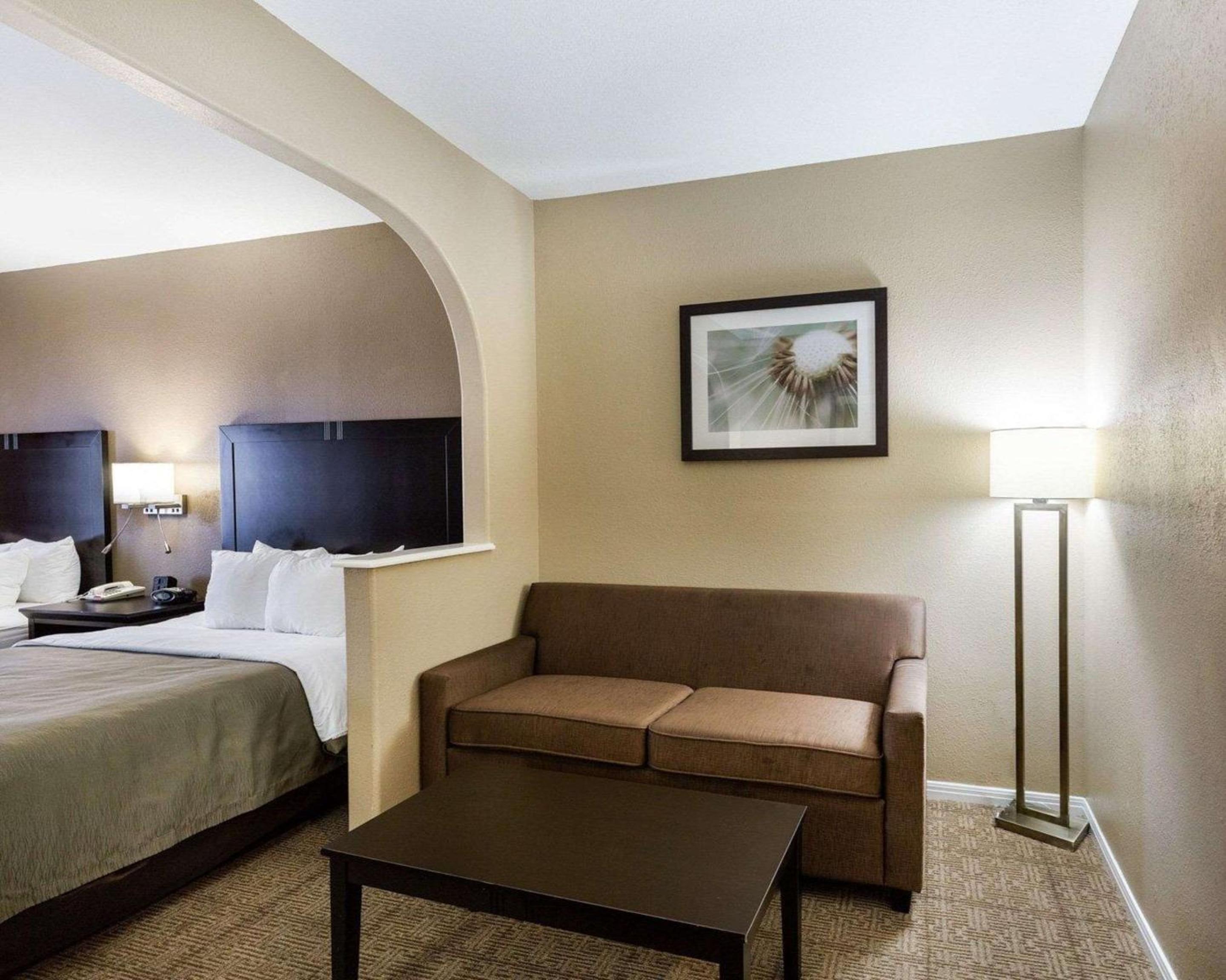 Queen Suite with Two Queen Beds - Photo 4