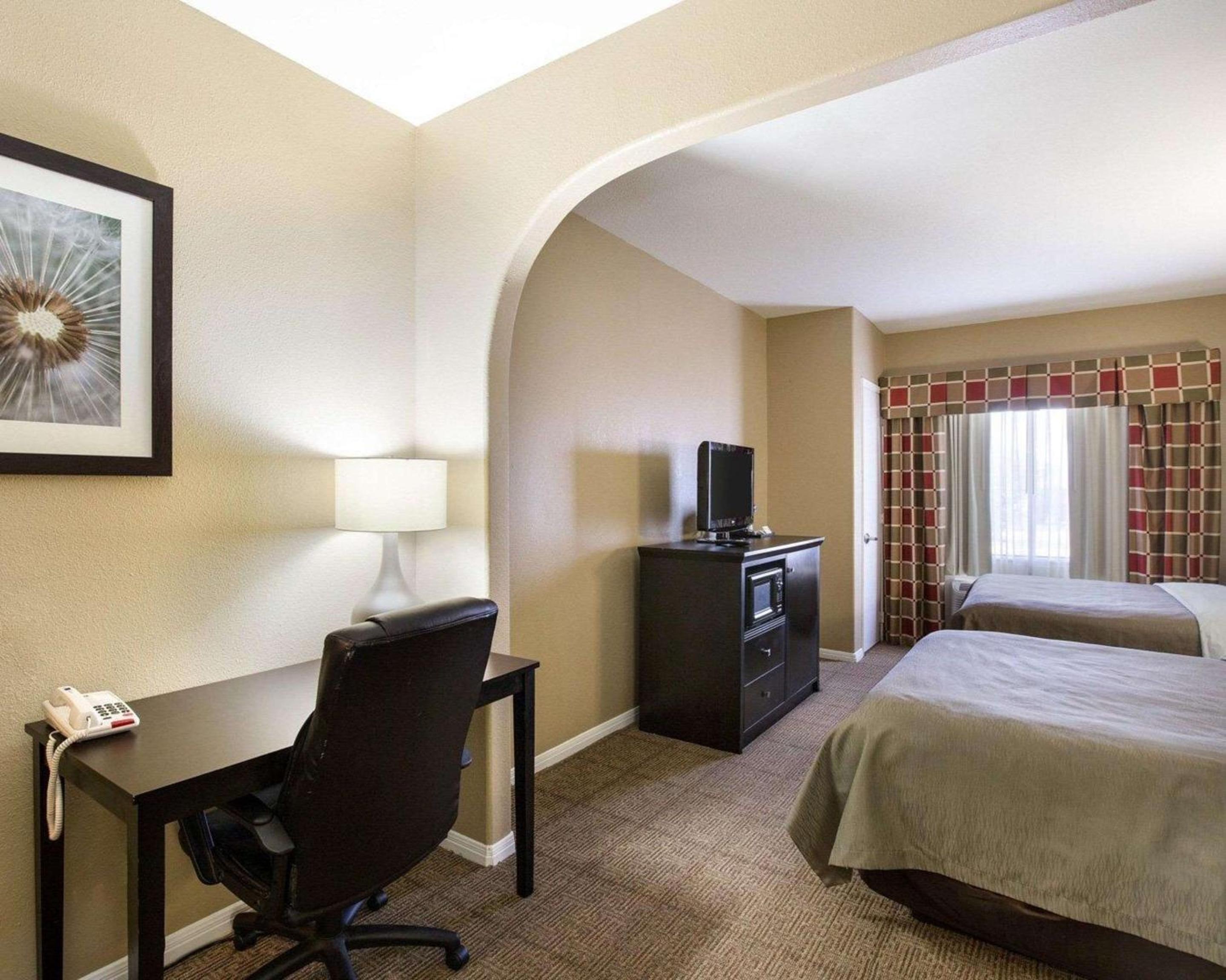 Queen Suite with Two Queen Beds - Photo 3