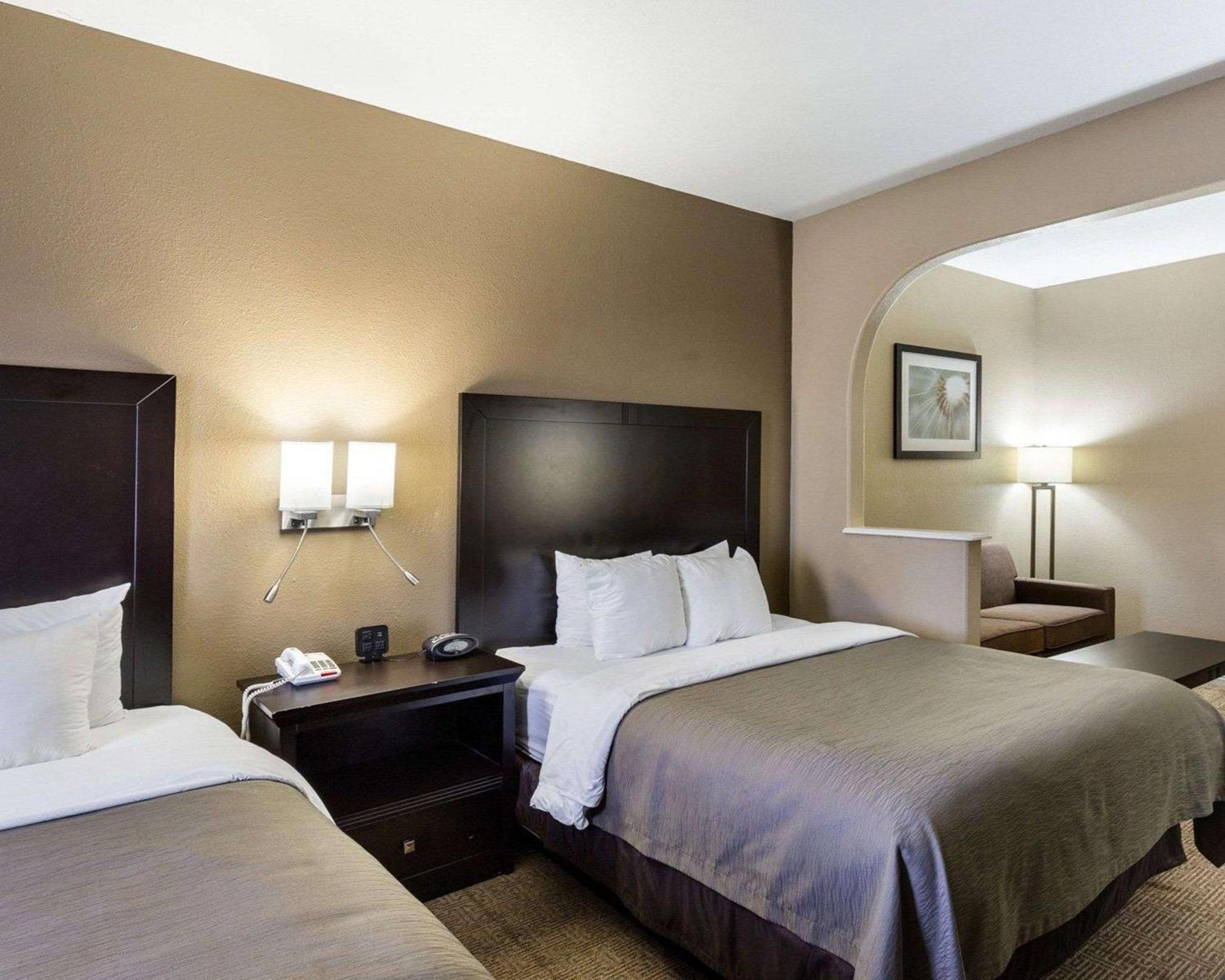 Queen Suite with Two Queen Beds - Photo 2