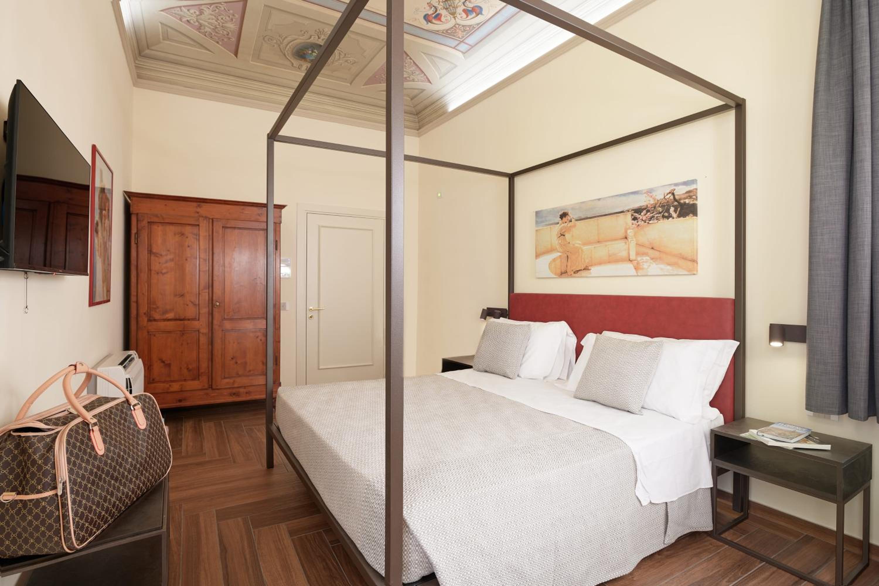 Standard King Room photo 3