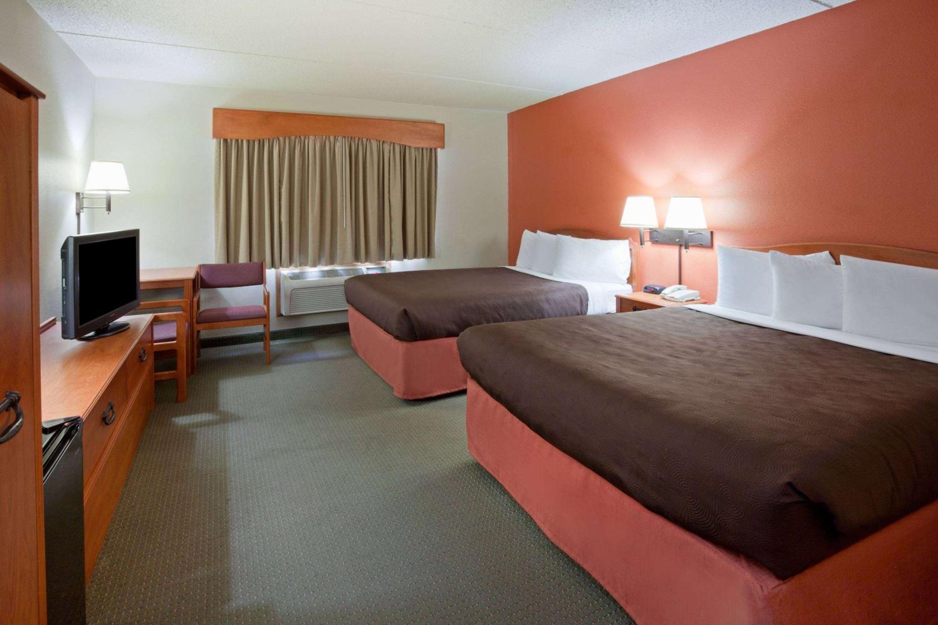 Queen Room with Two Queen Beds - Dog Friendly/Non-Smoking - Photo 1