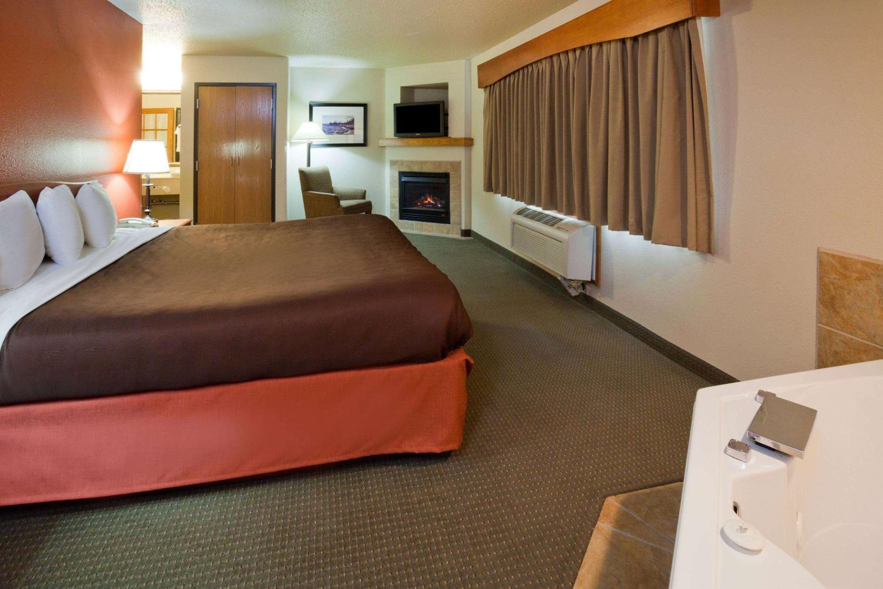 Superior King Suite - Non-Smoking - Photo 3