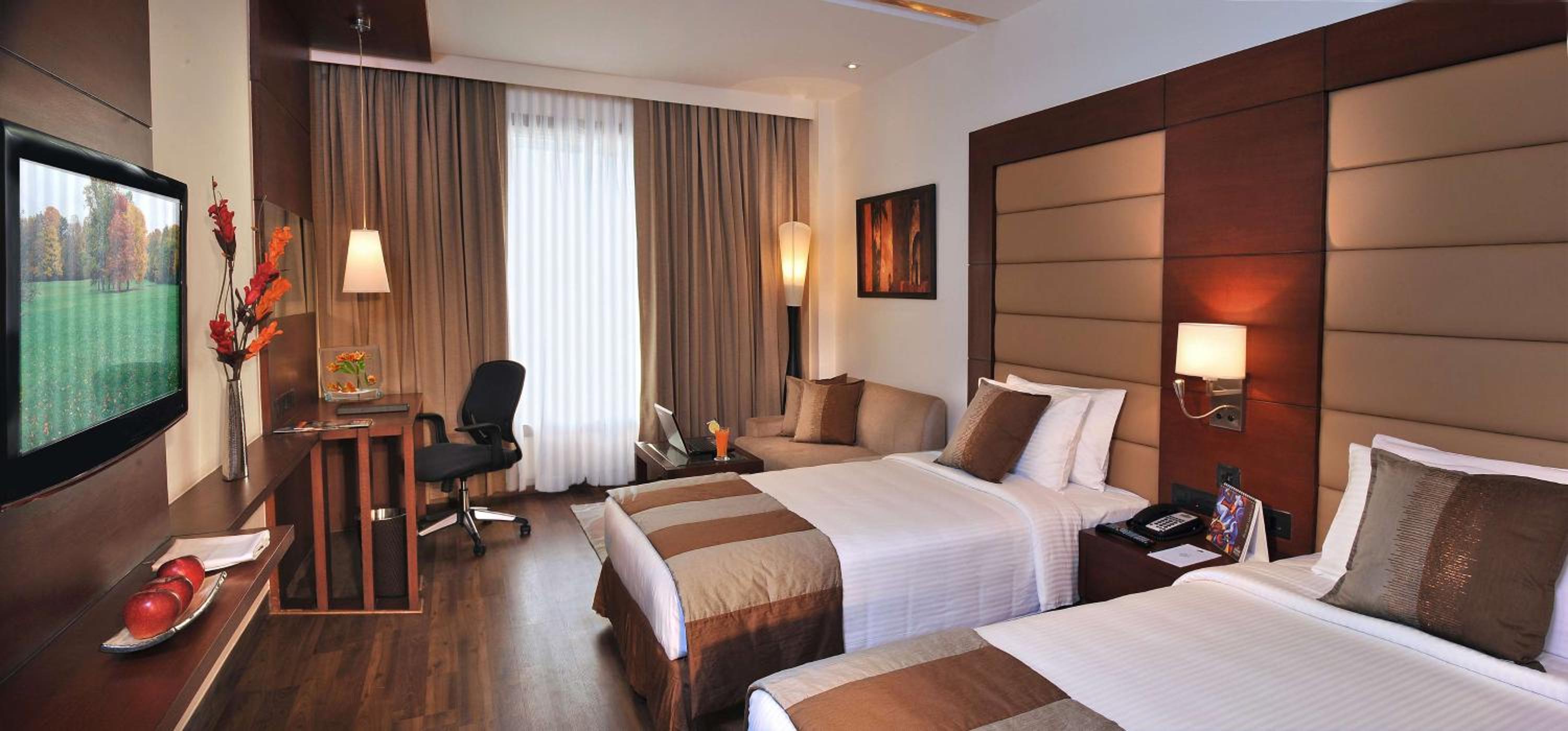 Standard Room with Happy Hours: 1+1 offer from 11 AM to 11 PM and INR 500 credit on Food per booking - Photo 1