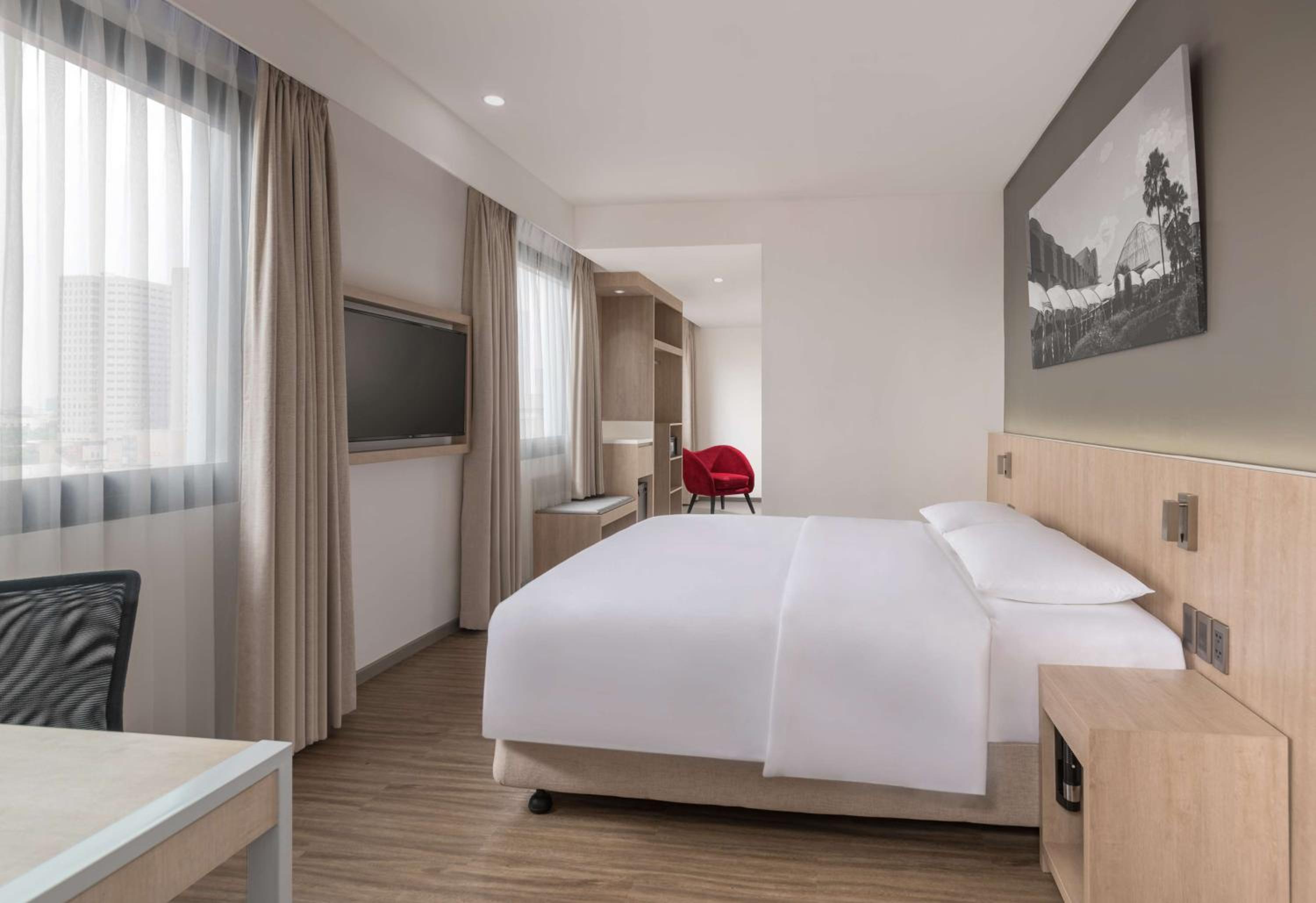 Deluxe Corner Room - Photo 2