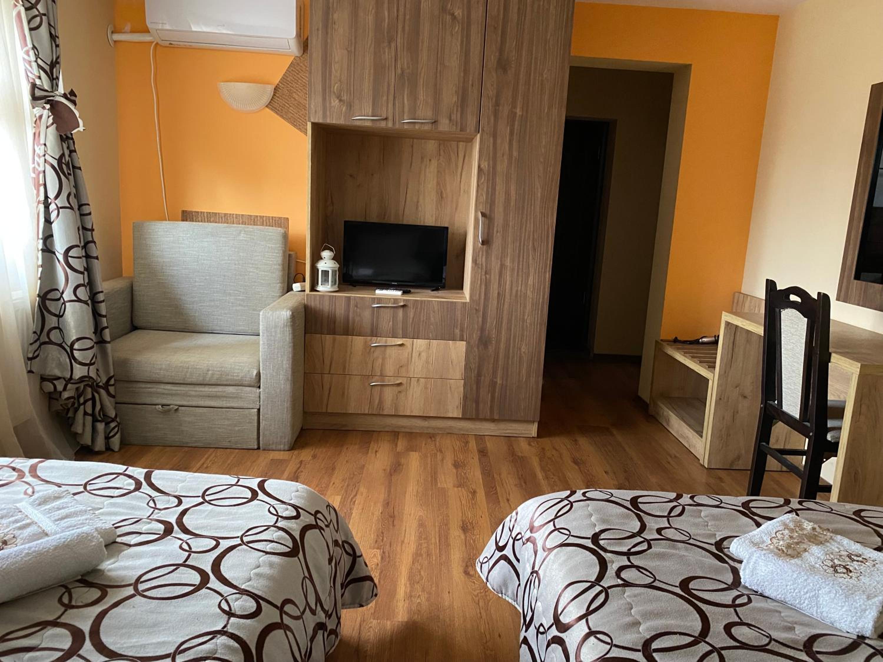Economy Twin Room photo 2