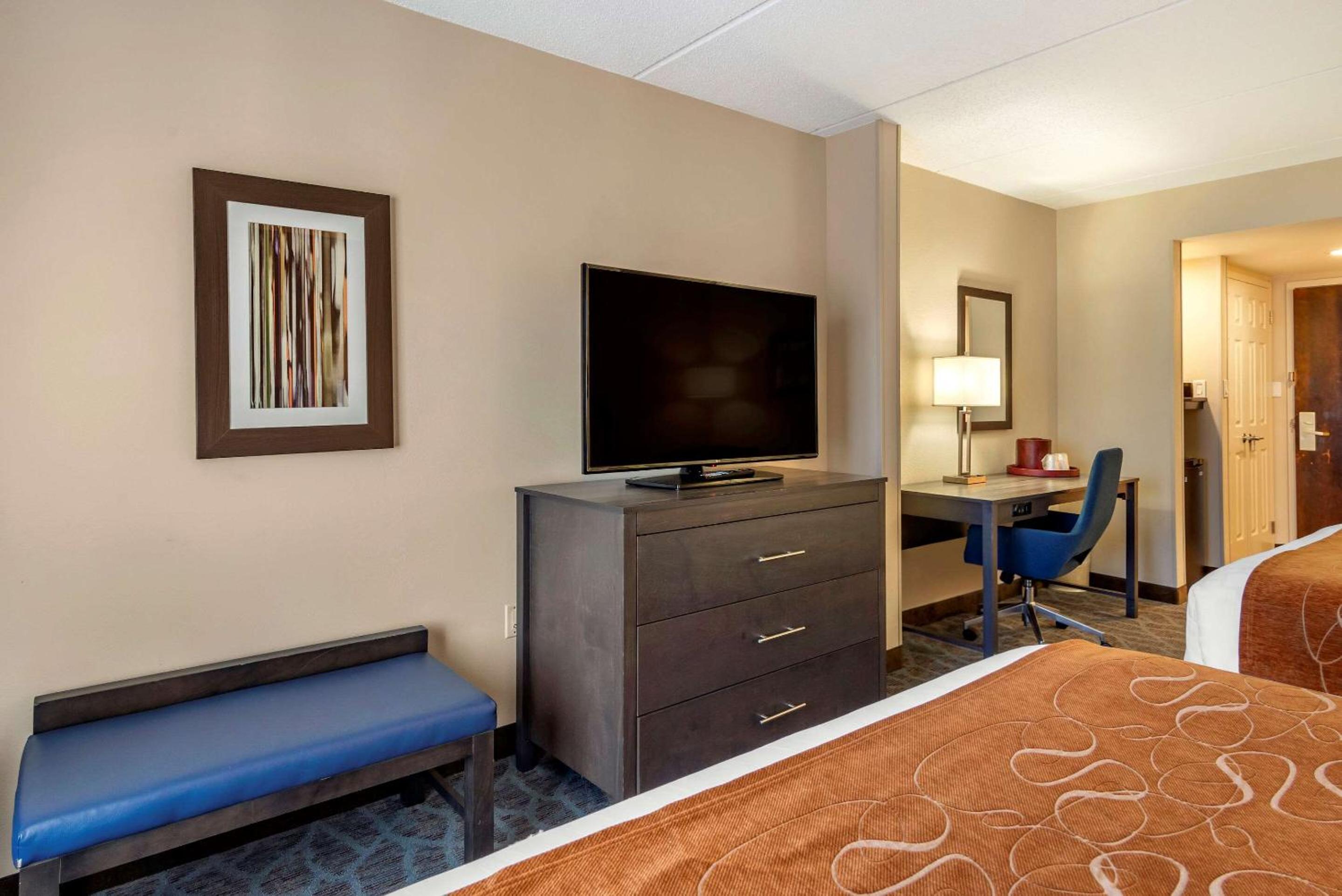 Queen Room with Two Queen Beds - Accessible/Non Smoking - Photo 2