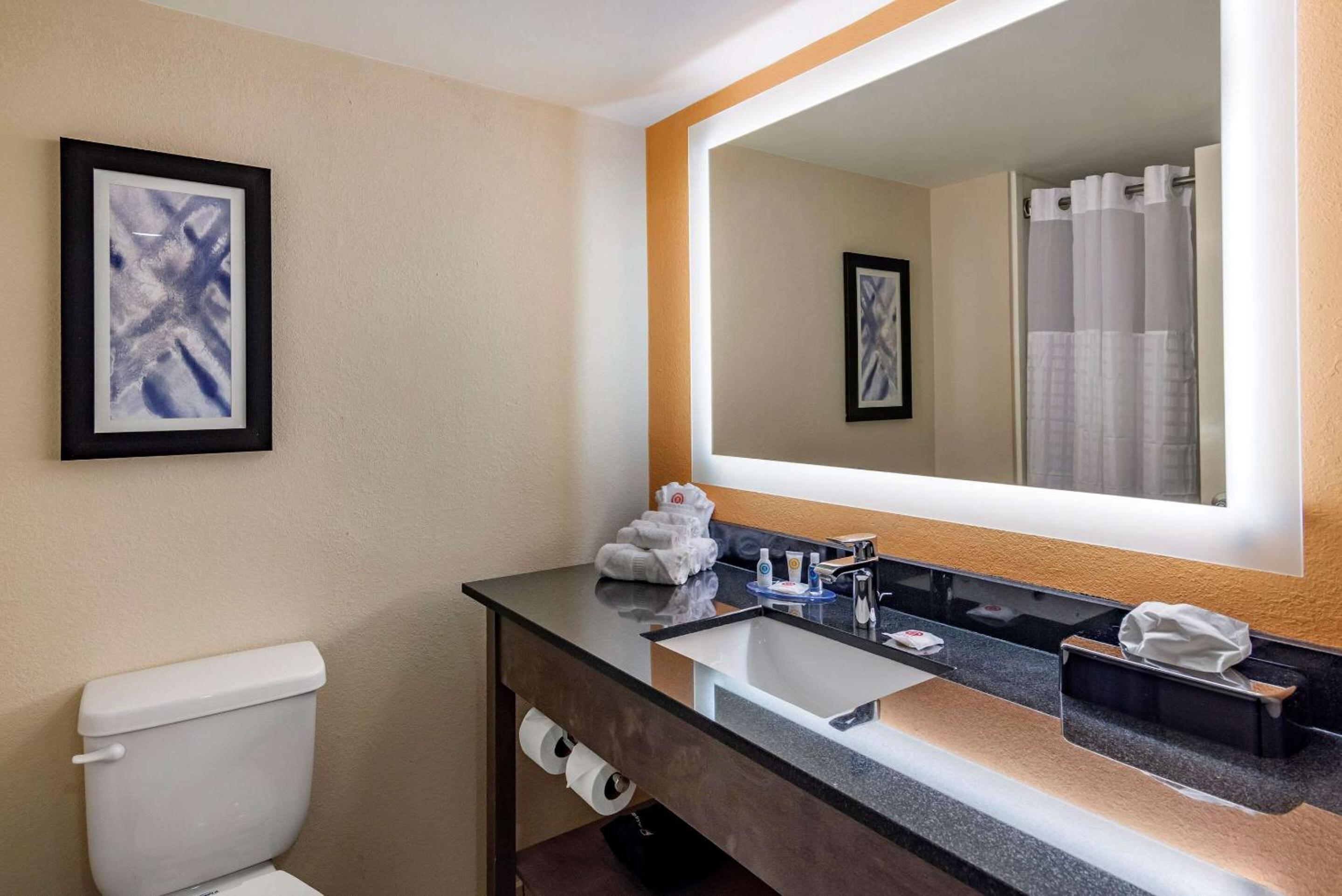Standard Queen Room with Two Queen Beds - Non Smoking  - Photo 3
