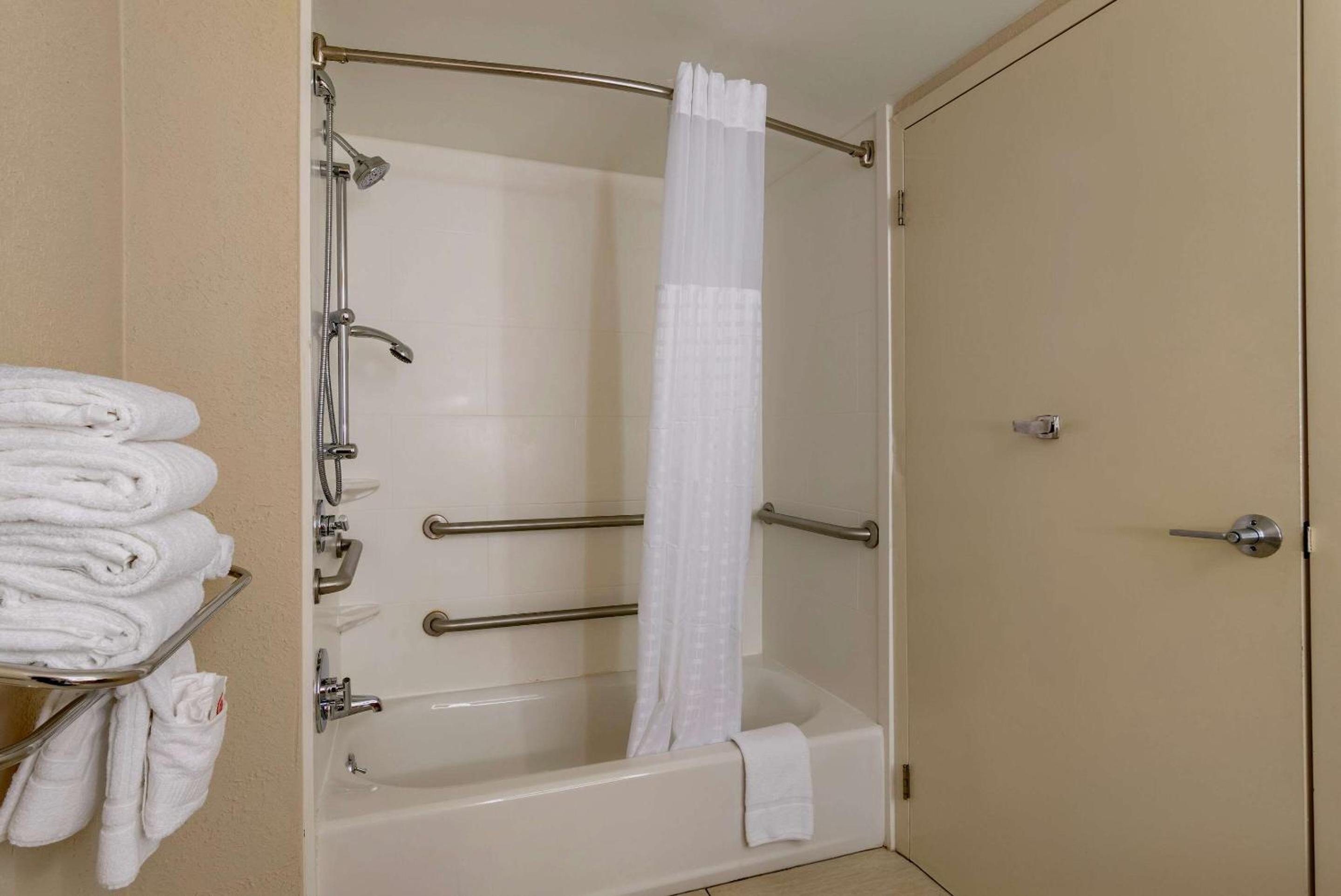 Queen Room with Two Queen Beds - Accessible/Non Smoking - Photo 5