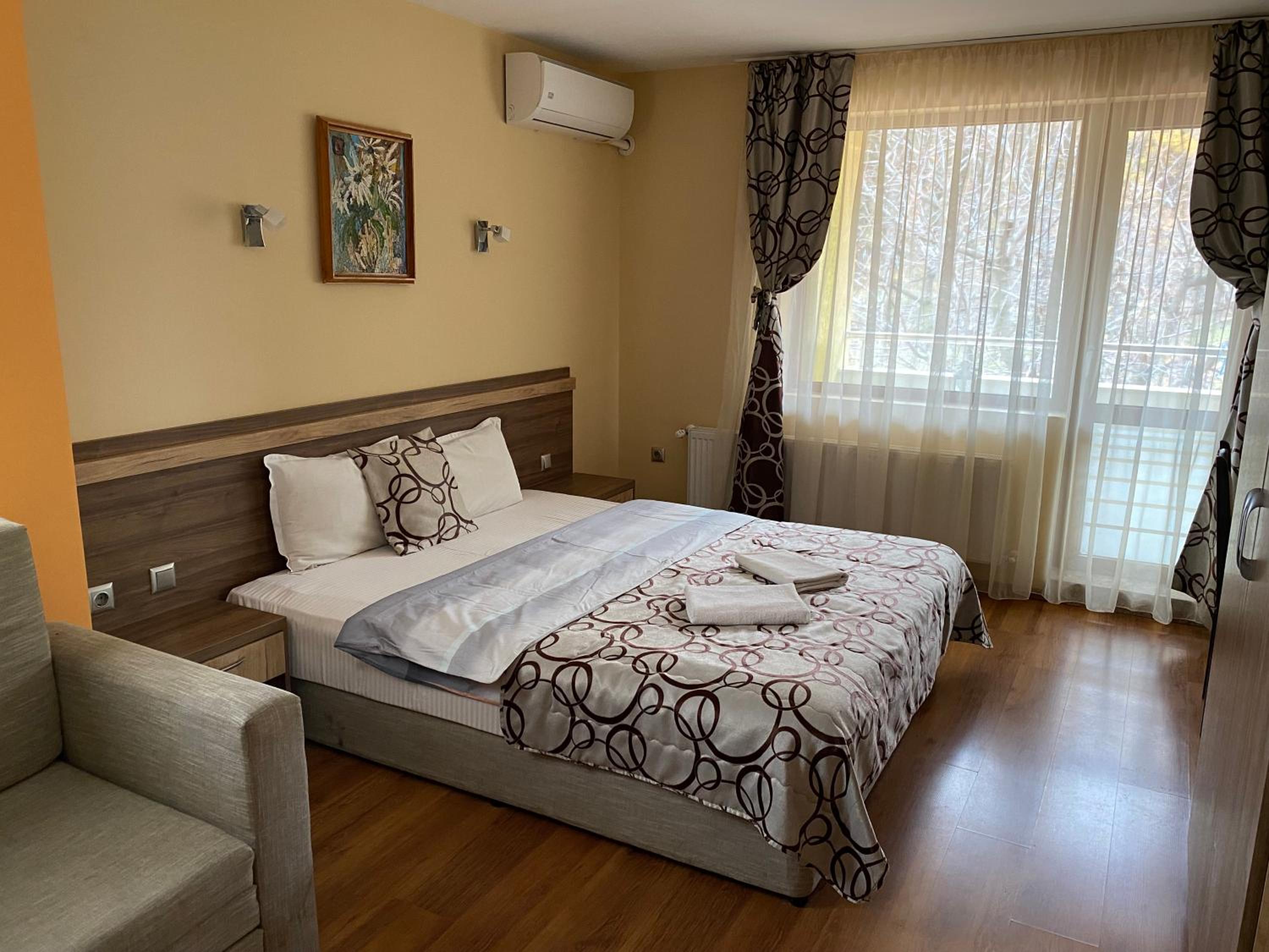 Deluxe Double Room (2 Adults + 1 Child) photo 1