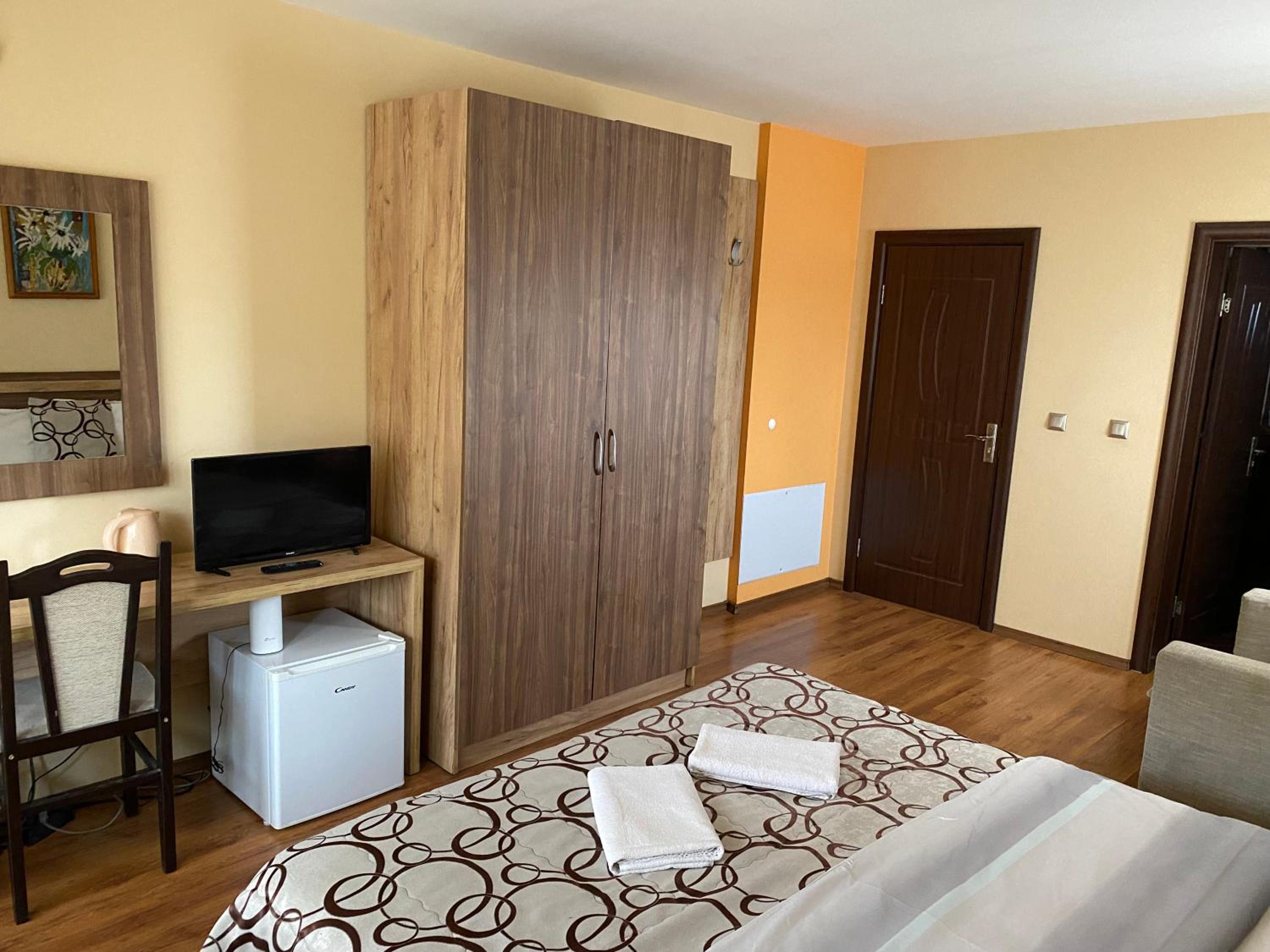 Deluxe Double Room (2 Adults + 1 Child) photo 2