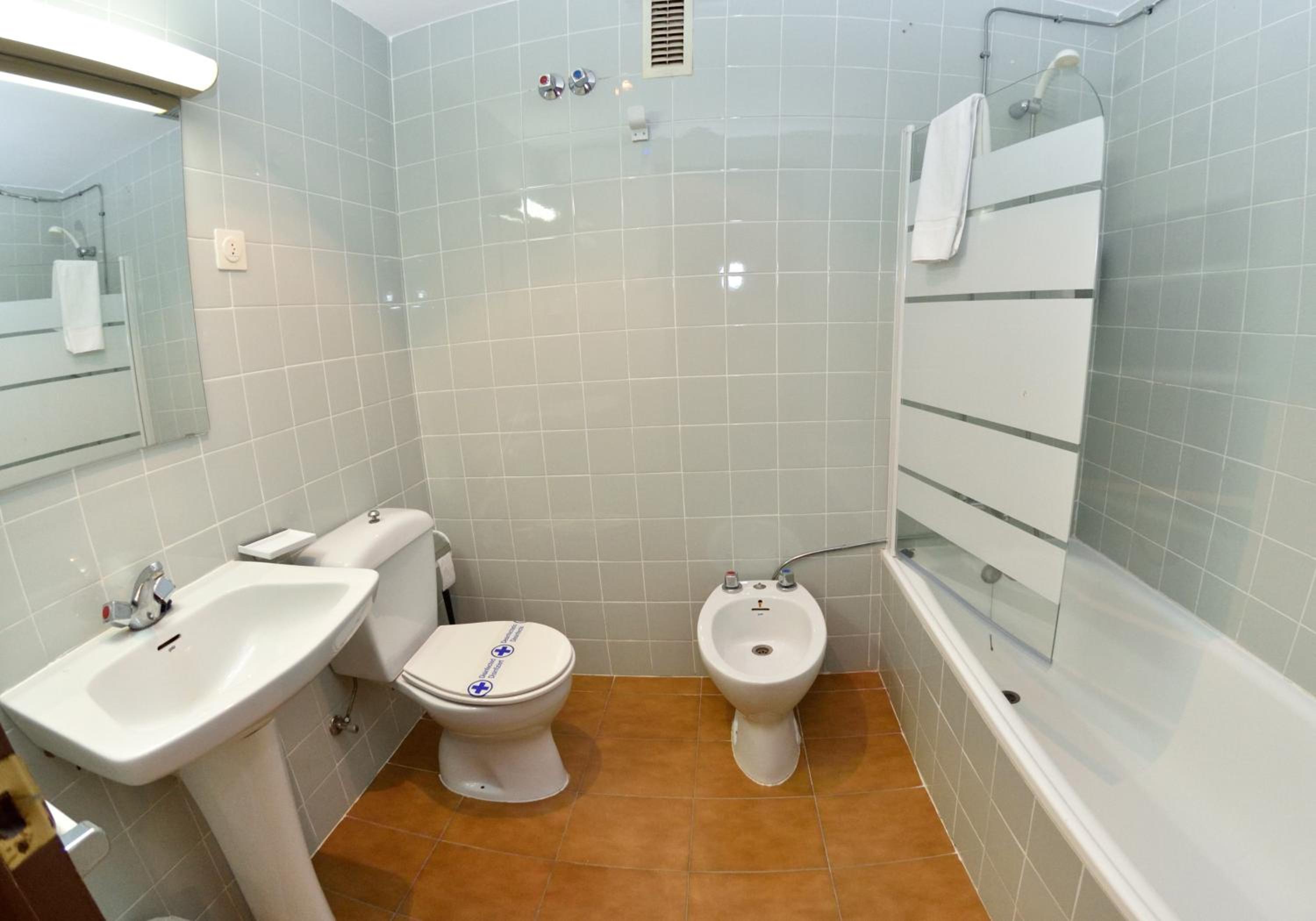 Twin Room - Photo 11