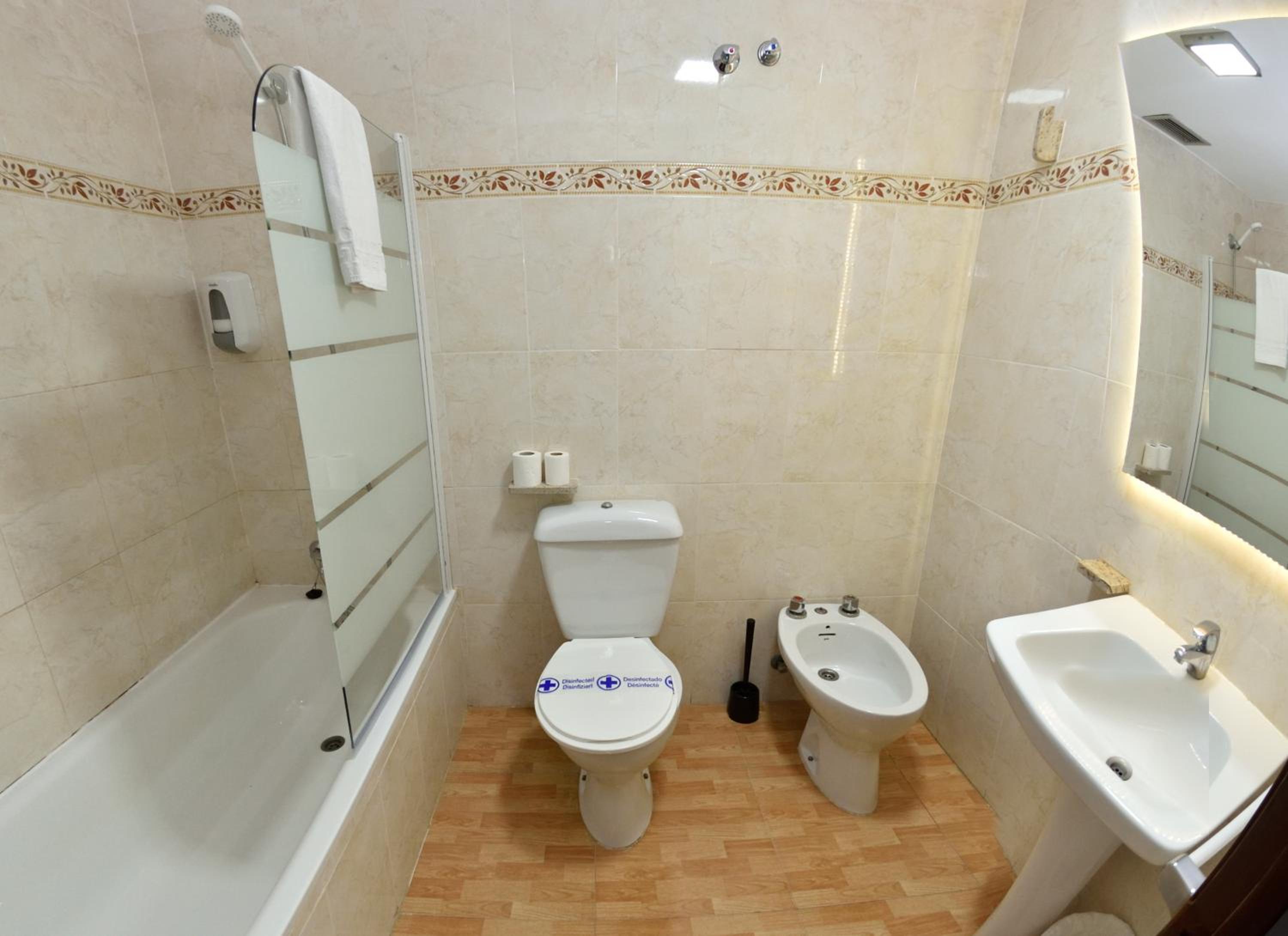 Twin Room - Photo 12