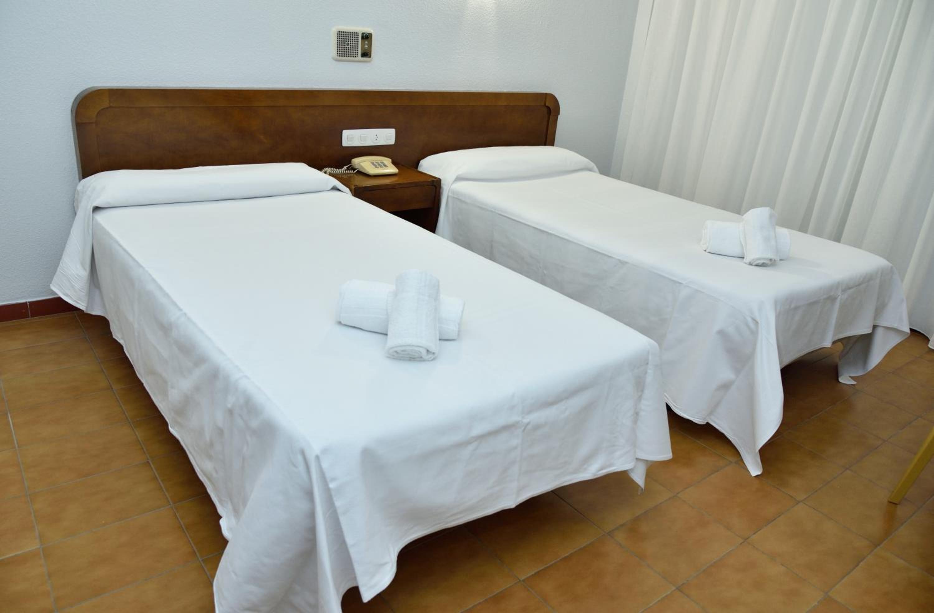 Twin Room - Photo 3