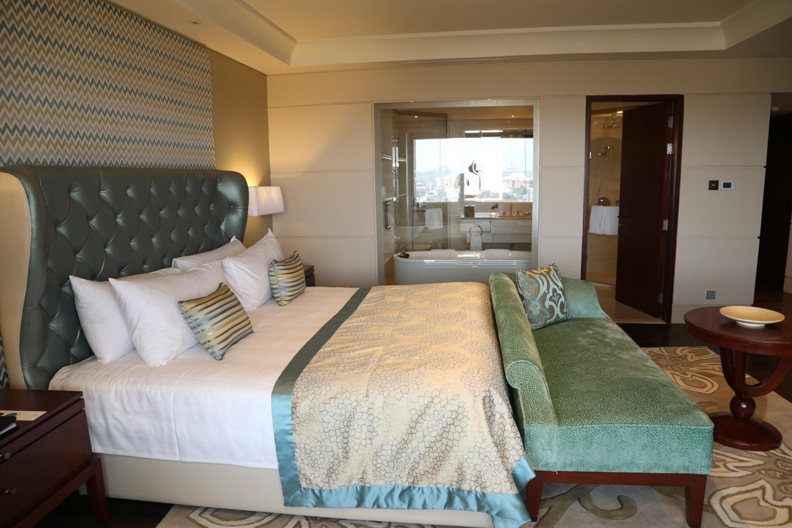 Taj Club Room City View King Bed - Photo 2