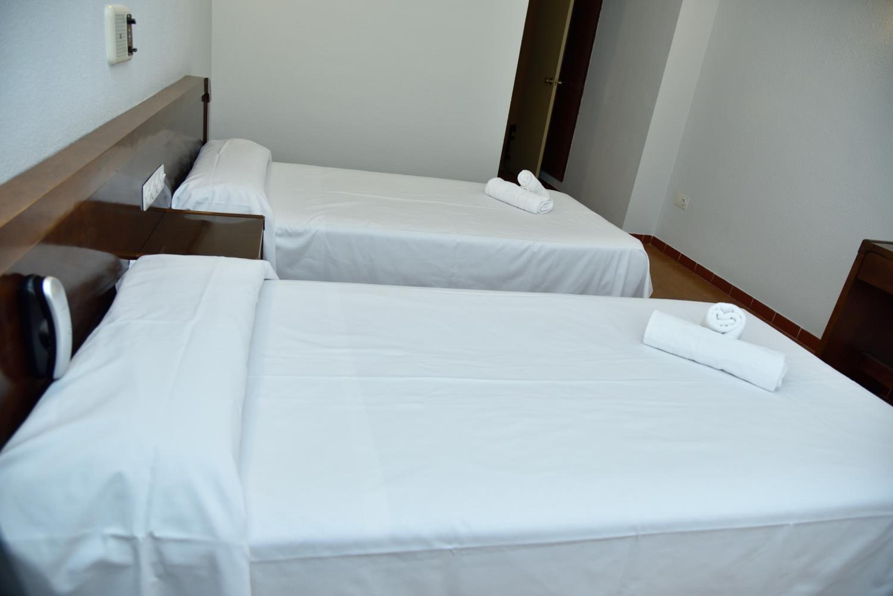 Twin Room - Photo 13
