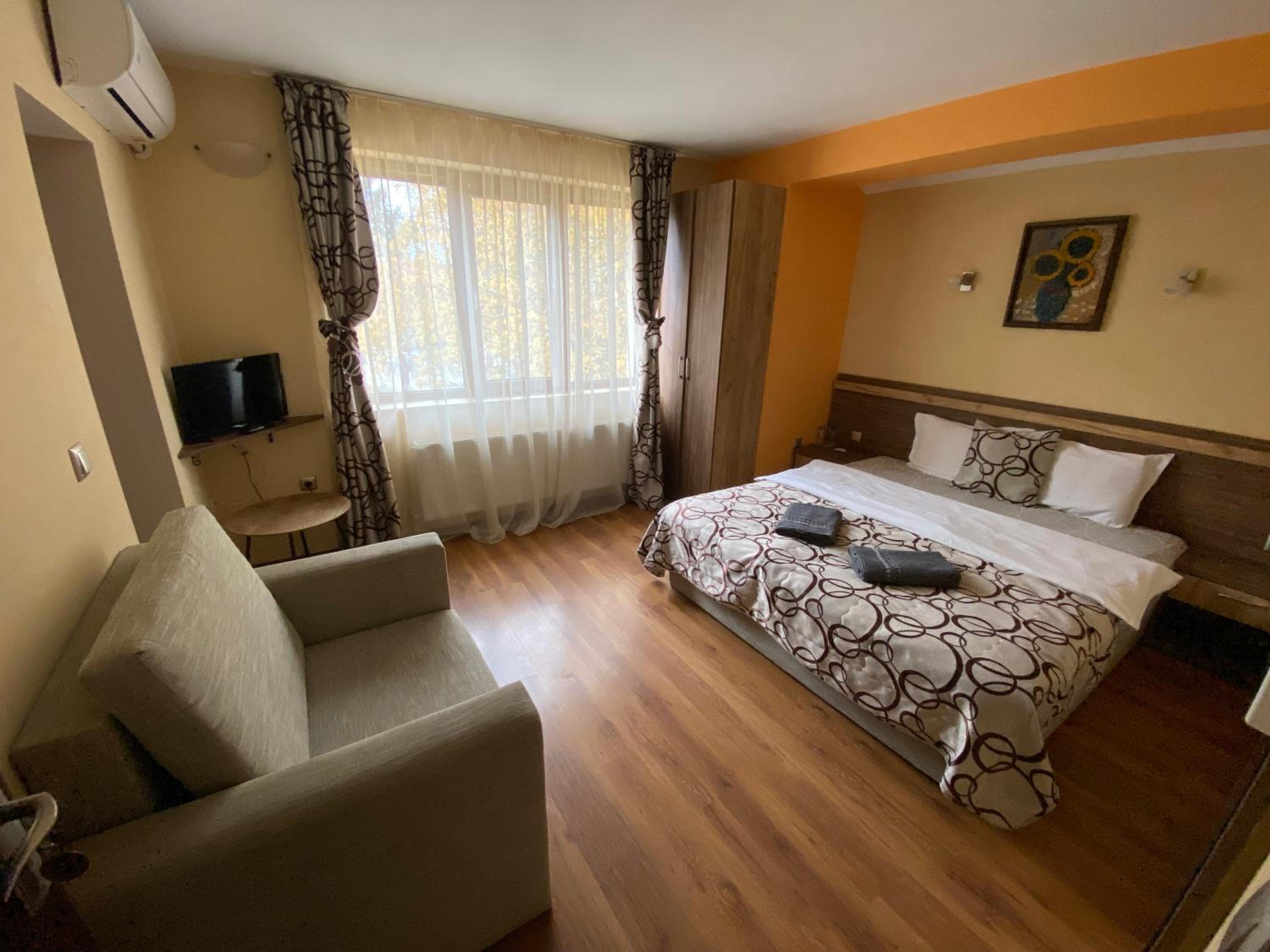 Deluxe Double Room (2 Adults + 1 Child) photo 2