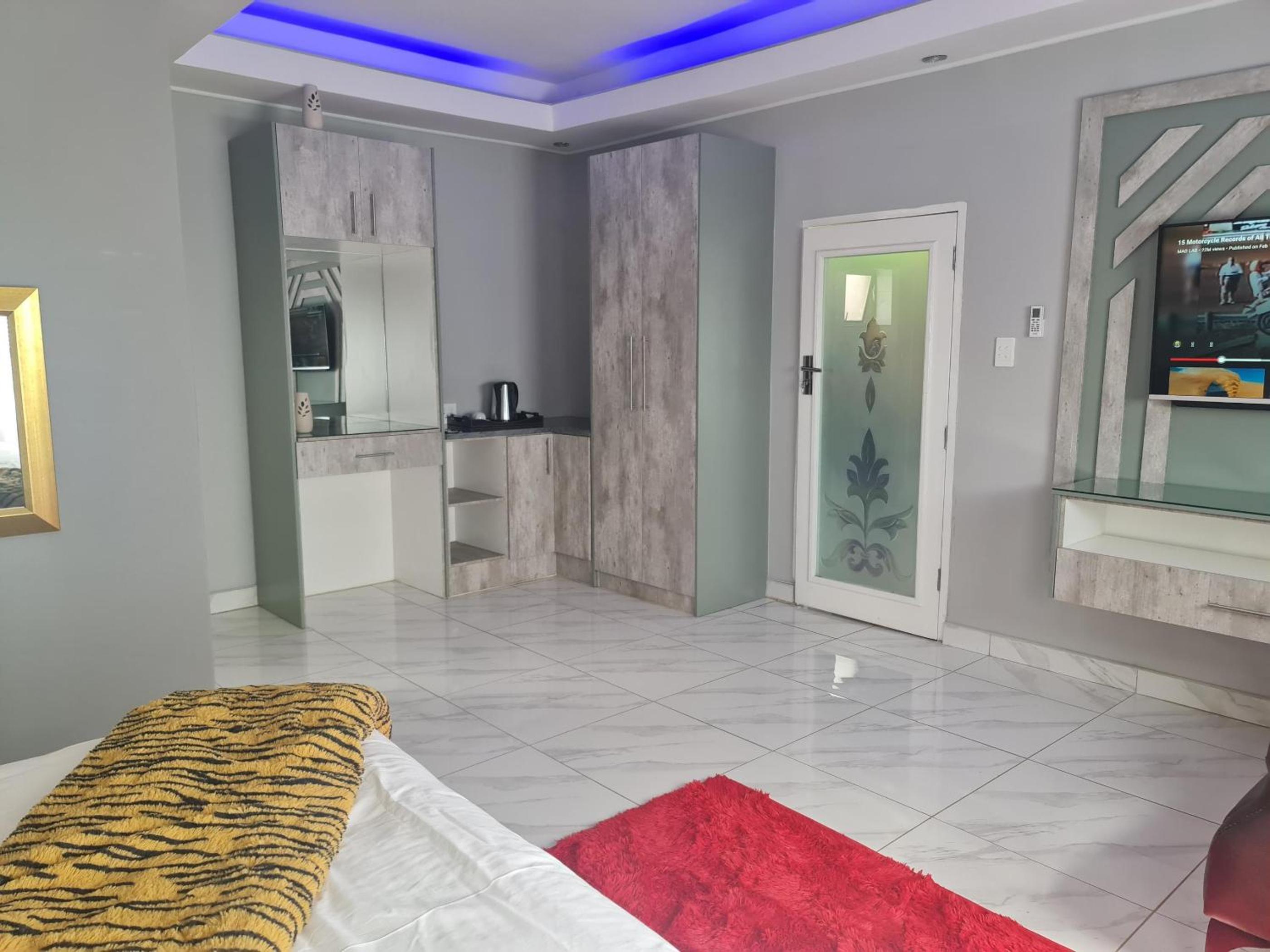 Queen Room - Photo 31