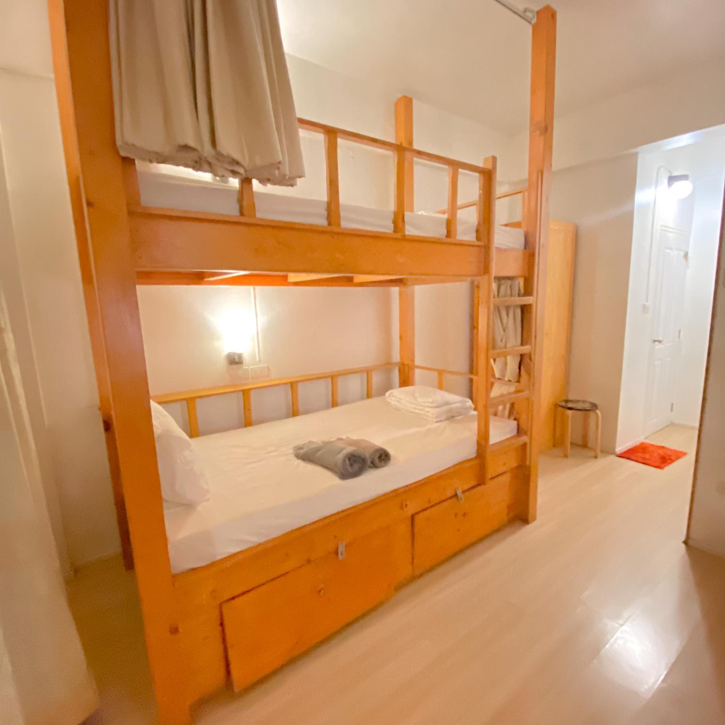 Quadruple Room with Private Bathroom - Photo 6