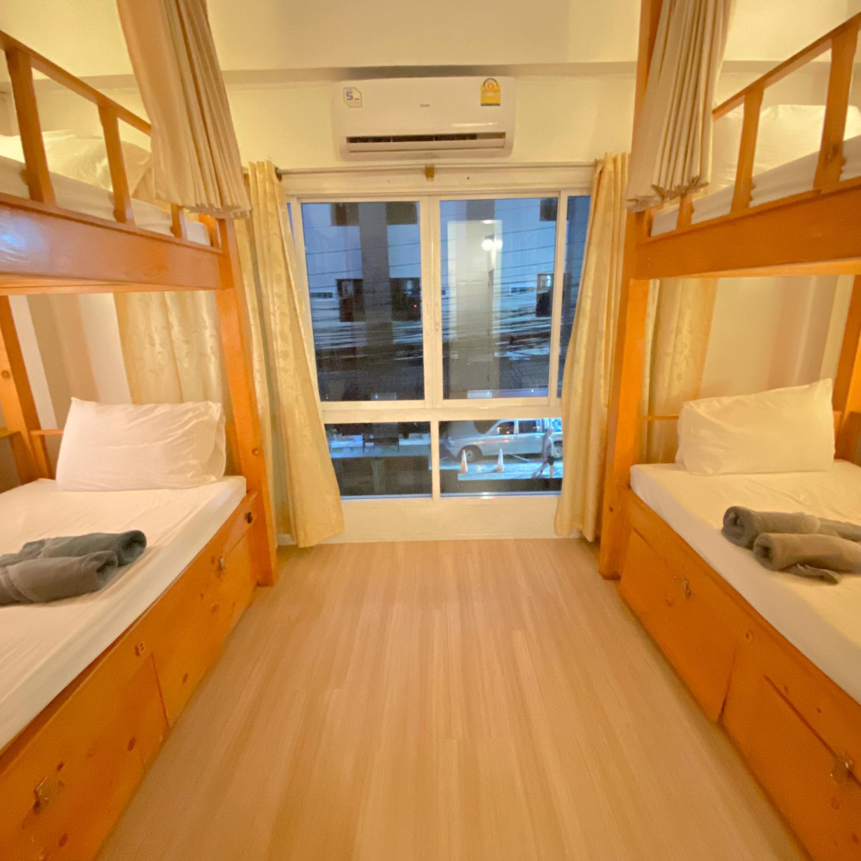 Quadruple Room with Private Bathroom - Photo 4