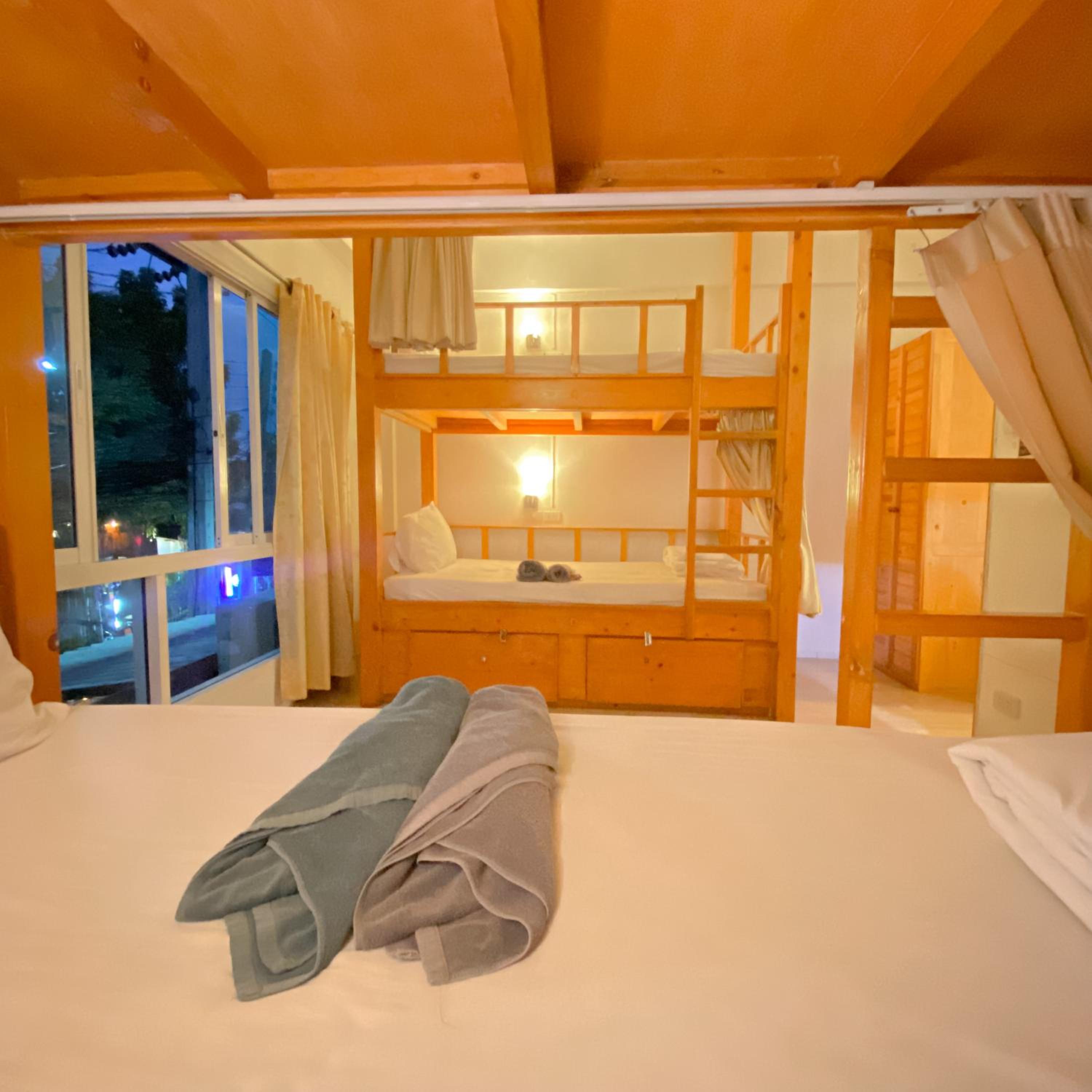 Quadruple Room with Private Bathroom - Photo 3