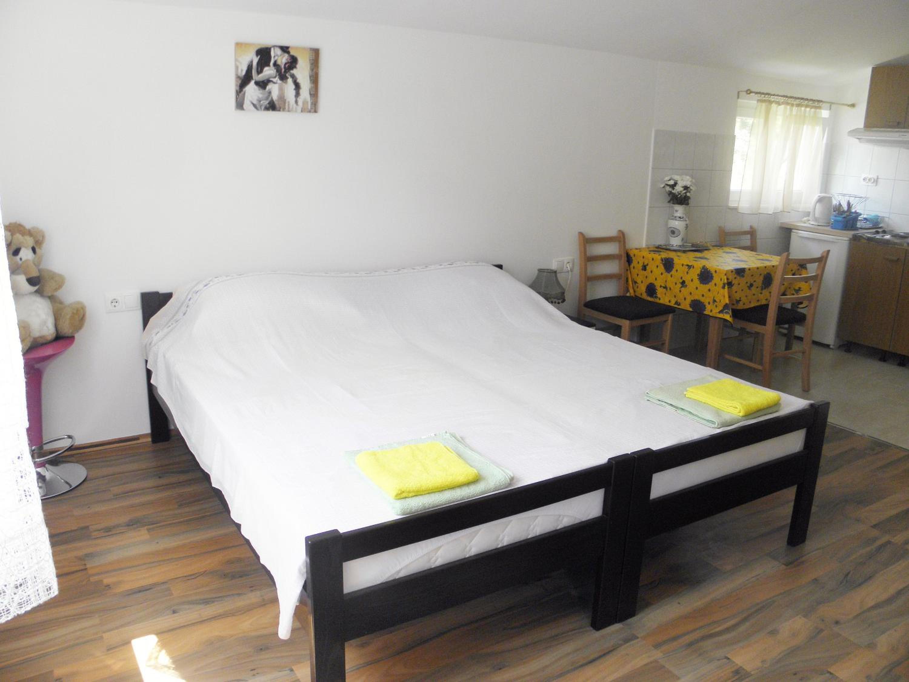 Studio Apartment - Photo 22