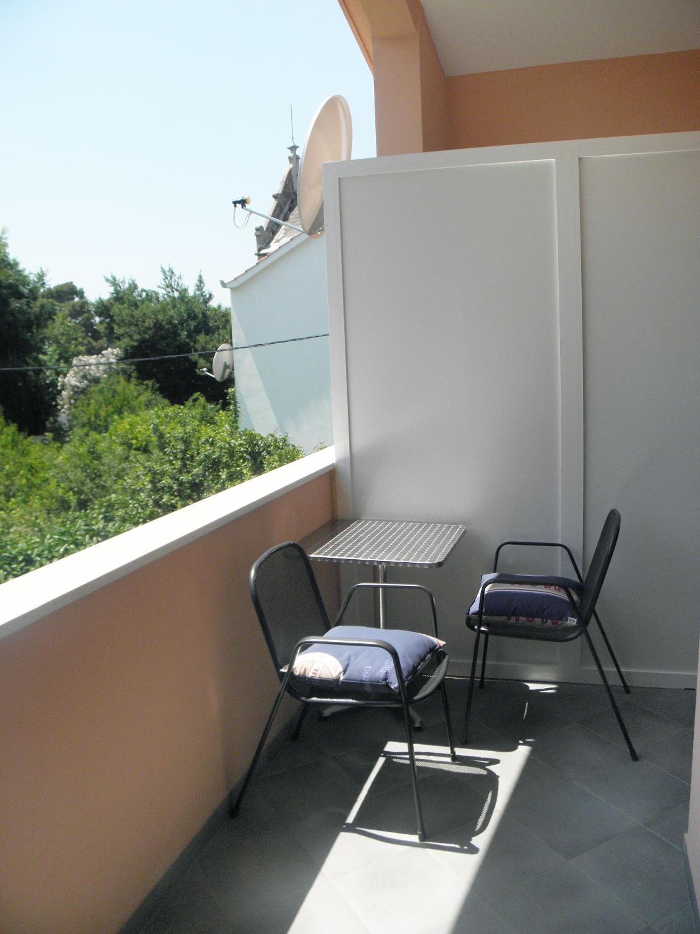 Apartment with Balcony - Photo 5